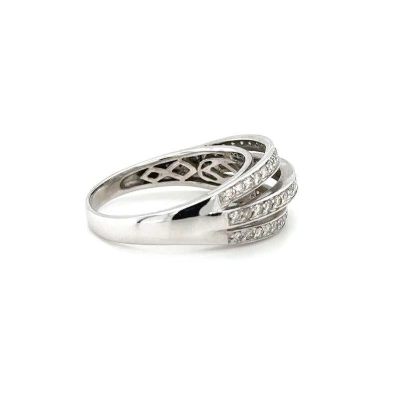 14 Karat Weißgold Weißer skulpturaler gewölbter dreifacher Bandring mit weißen Diamanten im Zustand „Gut“ im Angebot in London, GB