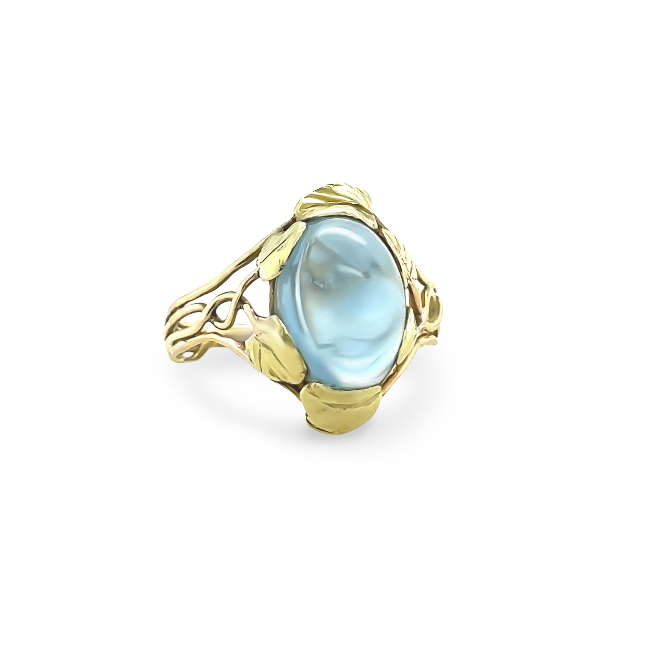 Dieser exquisite Aquamarinring besteht aus einem Aquamarin im Cabochon-Schliff, der in 14 Karat Gelb- und Grüngold gefasst ist. Der Aquamarin misst ca. 11,84 x 9,03 x 7,42 mm und hat ein Gewicht von 3,75 Karat. Der mittelblaue Edelstein weist