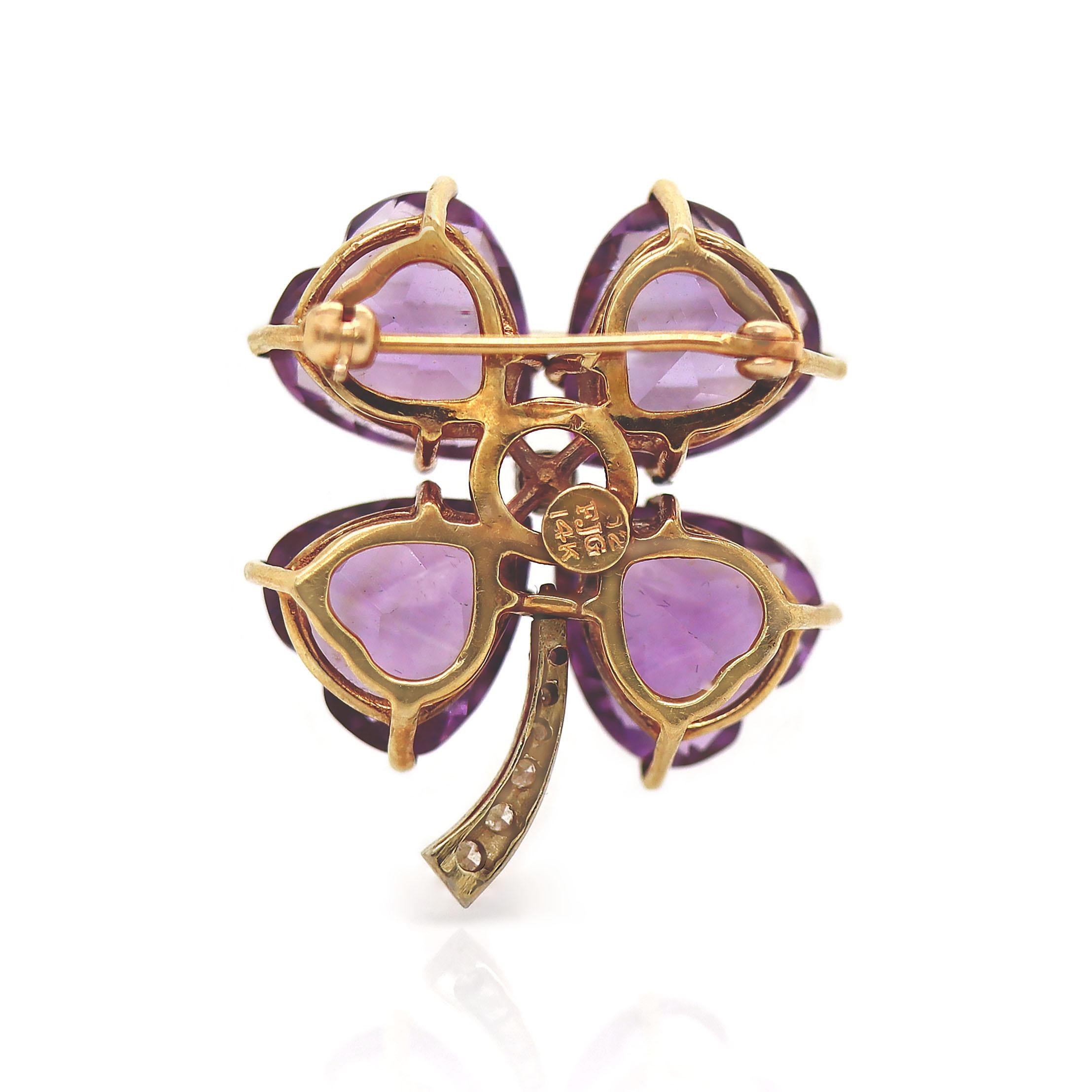 Broche Trébol Amatista y Diamantes Oro Amarillo y Blanco 14CT

Este encantador broche con diseño de trébol muestra un impresionante punto focal de cuatro amatistas en forma de corazón de tono púrpura rojizo. La forma única de la amatista le confiere