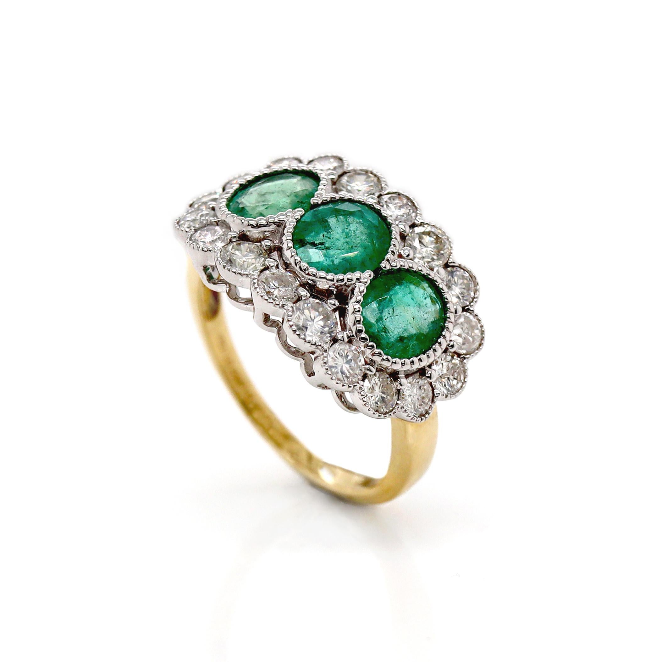 Anello con smeraldo e trilogia di diamanti in oro giallo e bianco 14 carati

Questo elegante anello trilogy è caratterizzato da tre squisiti smeraldi dal taglio ovale come fulcro centrale. Ogni gemma mostra la sua profonda e ricca tonalità verde con