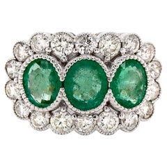 14 Karat Gelb- und Weißgold Smaragd mit Diamant Trilogie Kleid Ring