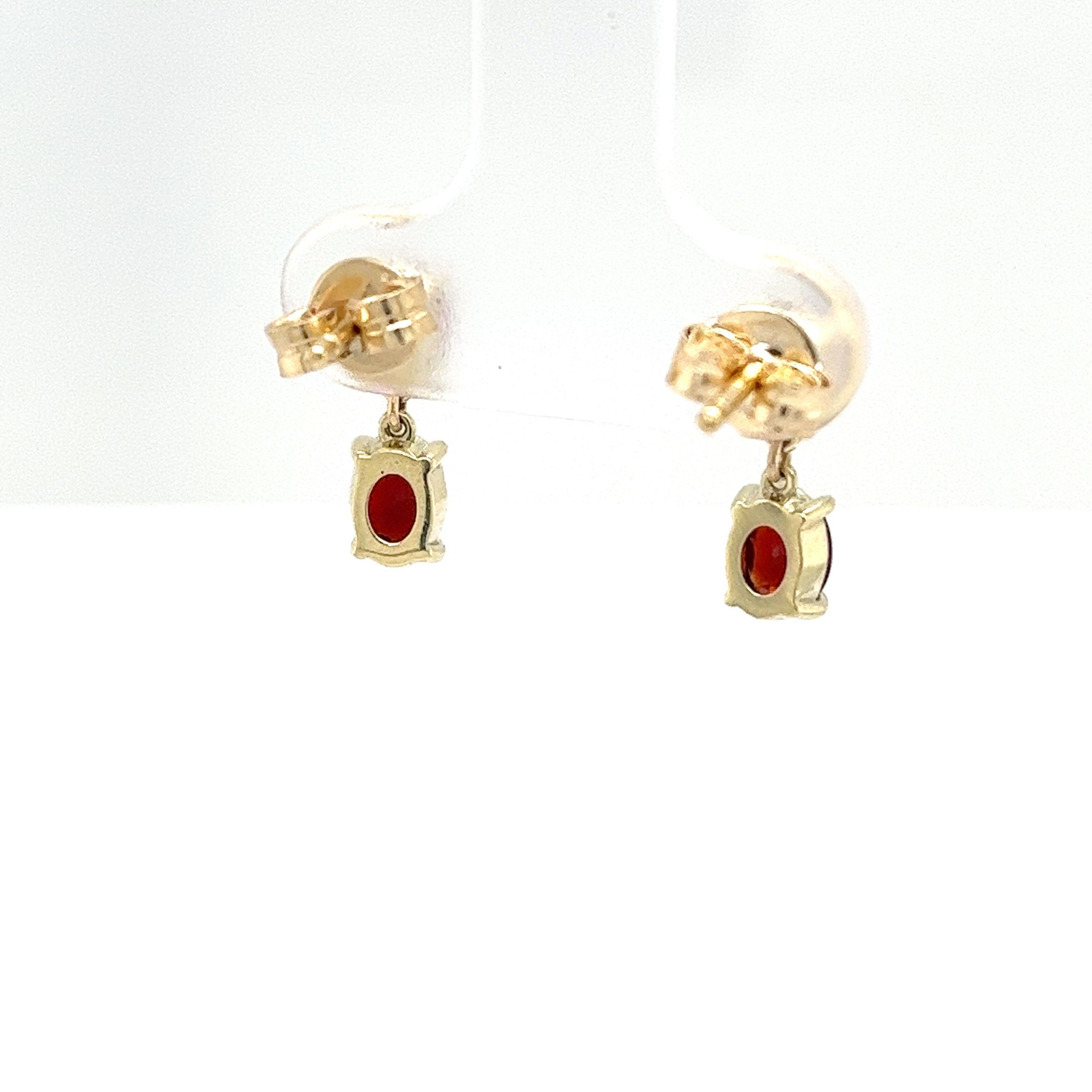Eleganti orecchini a goccia in oro giallo 14ct con gemme di granato e topazio rosa. Questi orecchini uniscono calore e vivacità, perfetti per aggiungere un tocco di colore e raffinatezza a qualsiasi outfit.
Peso totale: 2,2 g
Dimensioni degli