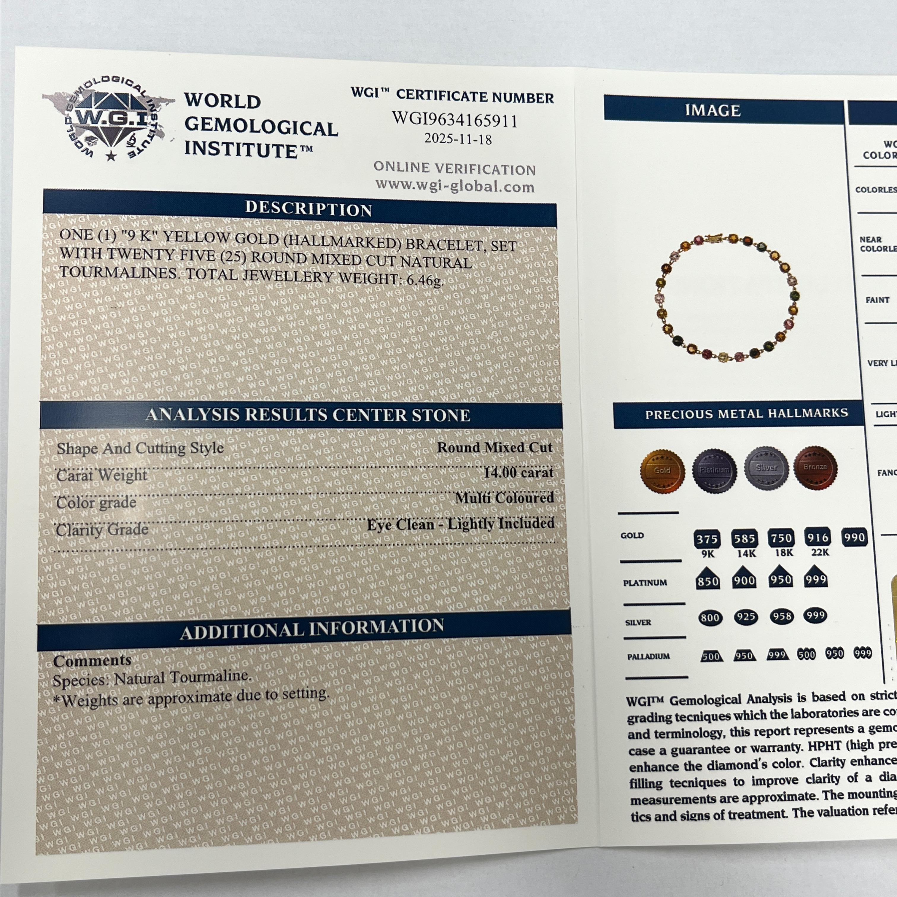 Ce collier en or jaune 14ct, à la fois saisissant et élégant, présente 18 magnifiques diamants jaune brunâtre de 1,15ct, dans une délicate 

La monture en forme de goutte d'eau pendante ajoute du mouvement, de l'éclat et une finition luxueuse.

Les