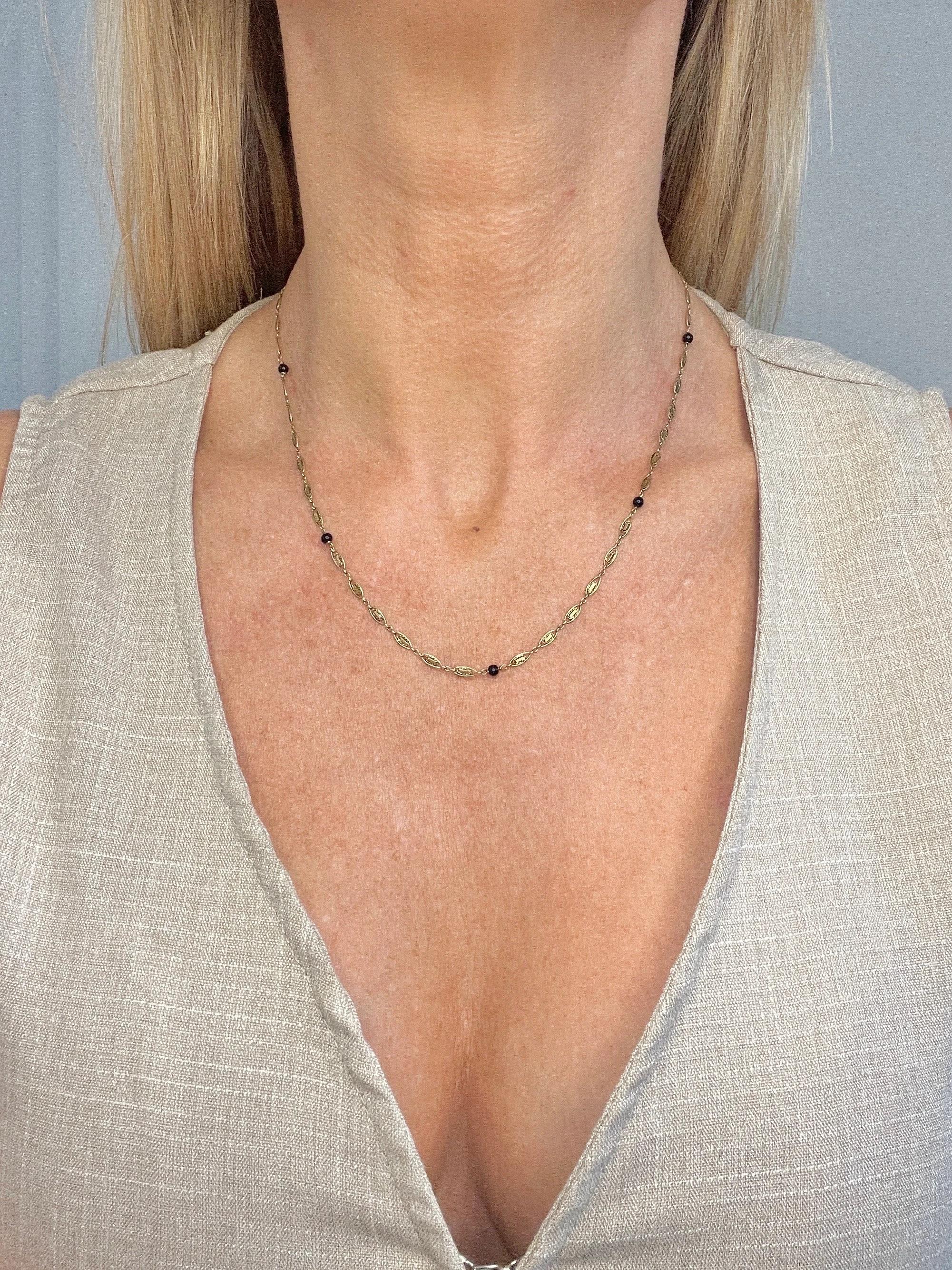 Collier à maillons fantaisie By Vintage

Or jaune 14ct Testé

Circa 1930s

Voici un superbe collier vintage des années 1930 en or fantaisie, composé de fabuleux maillons ovales ajourés avec des détails complexes de corde en or à l'intérieur. La