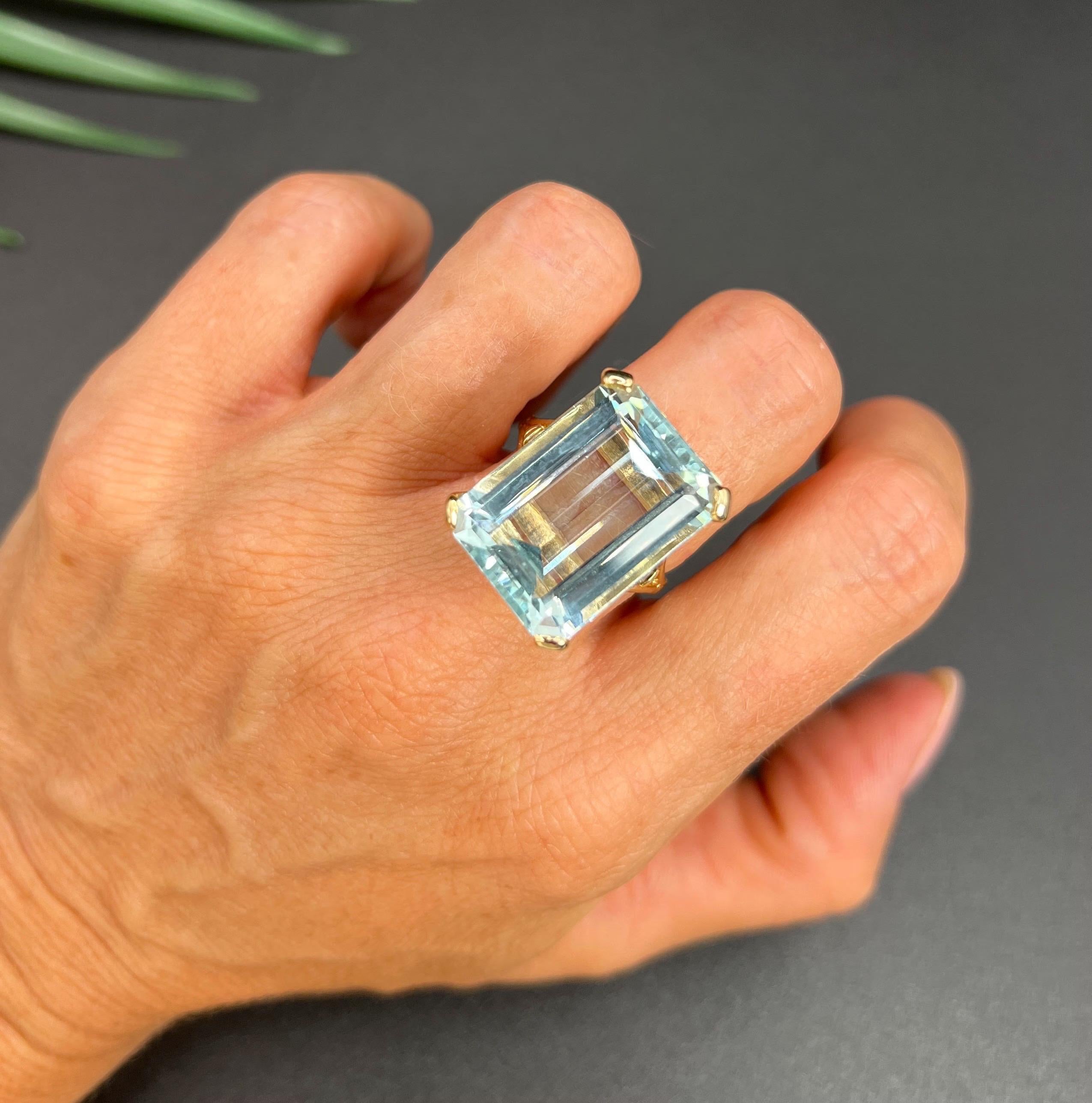 14ct Yellow Gold, 1980s Large 19.64 Carat Aquamarine & Baguette Cut Diamond Ring For Sale 5