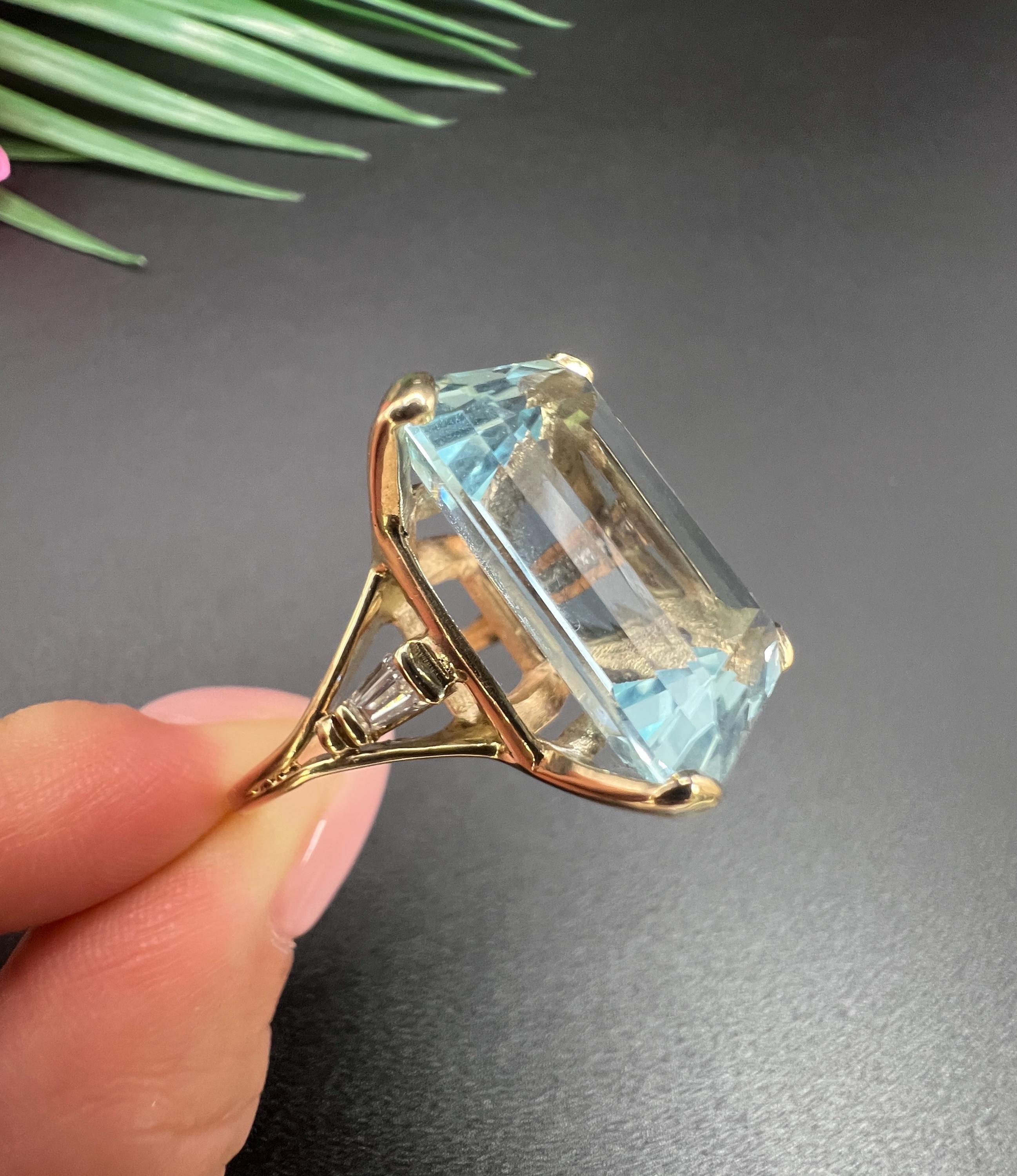 14ct Yellow Gold, 1980s Large 19.64 Carat Aquamarine & Baguette Cut Diamond Ring In Good Condition For Sale In Brighton, GB