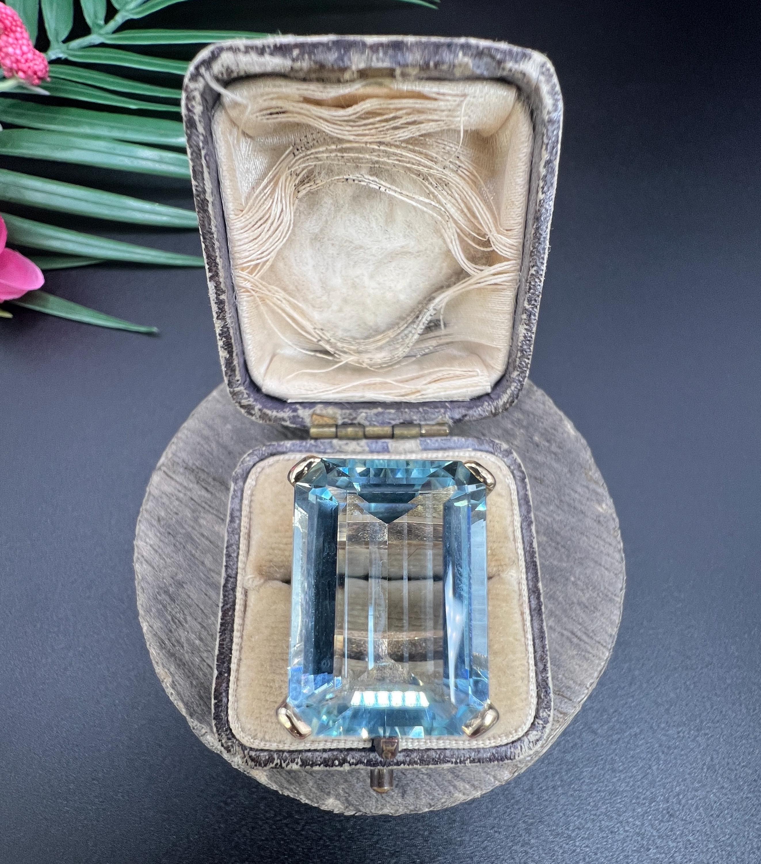 Women's or Men's 14ct Yellow Gold, 1980s Large 19.64 Carat Aquamarine & Baguette Cut Diamond Ring For Sale
