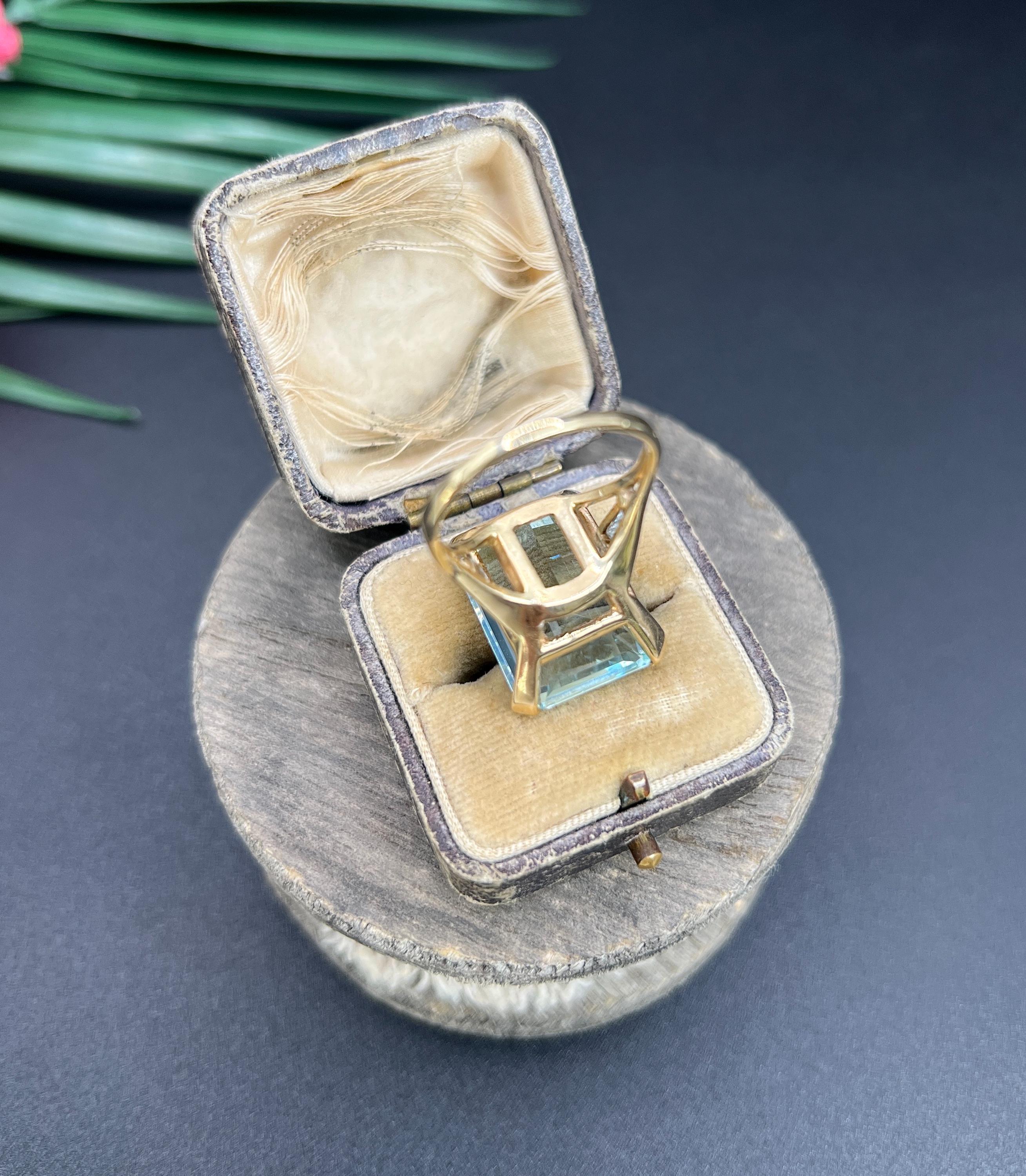 14ct Yellow Gold, 1980s Large 19.64 Carat Aquamarine & Baguette Cut Diamond Ring For Sale 1