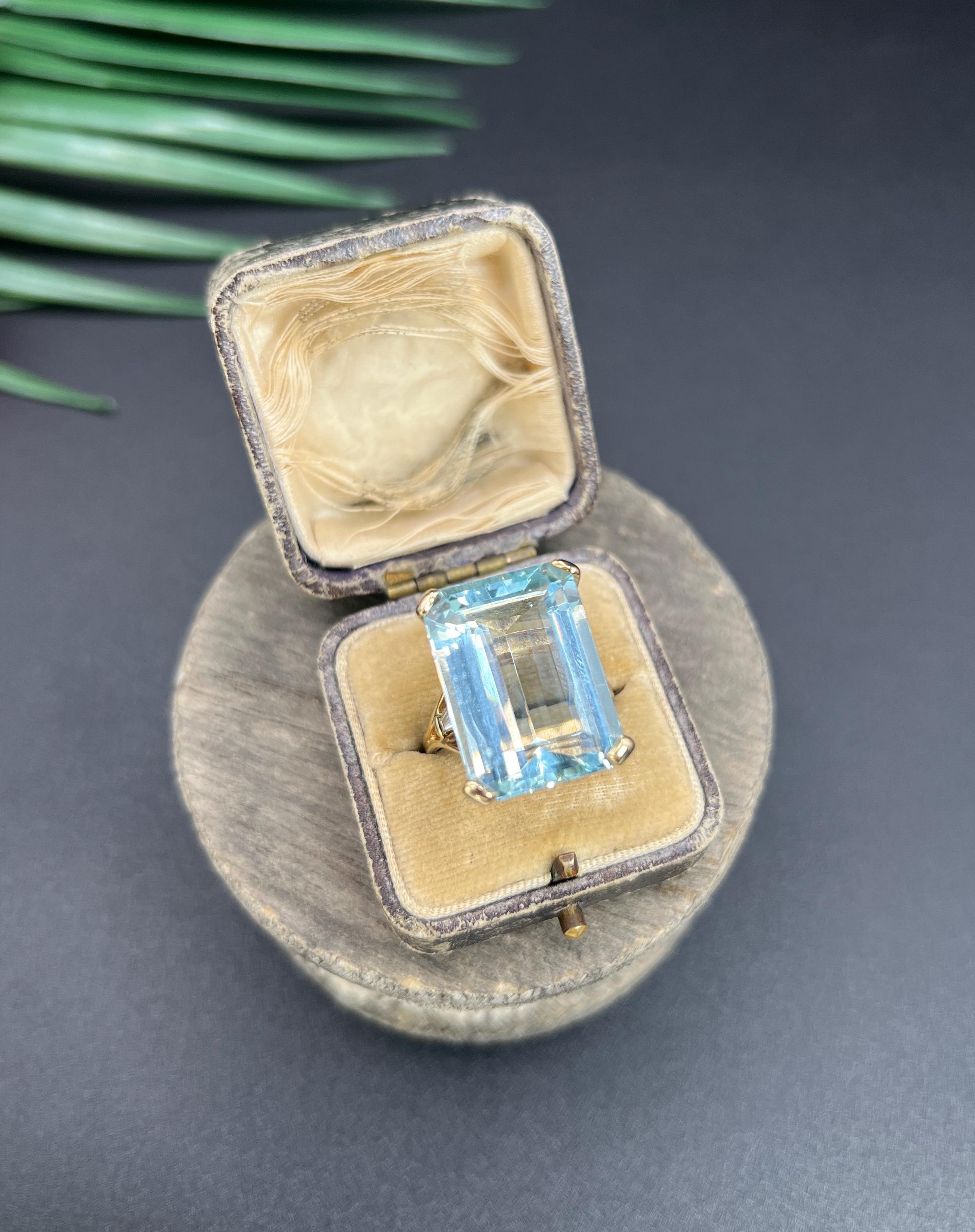 14ct Yellow Gold, 1980s Large 19.64 Carat Aquamarine & Baguette Cut Diamond Ring For Sale 3