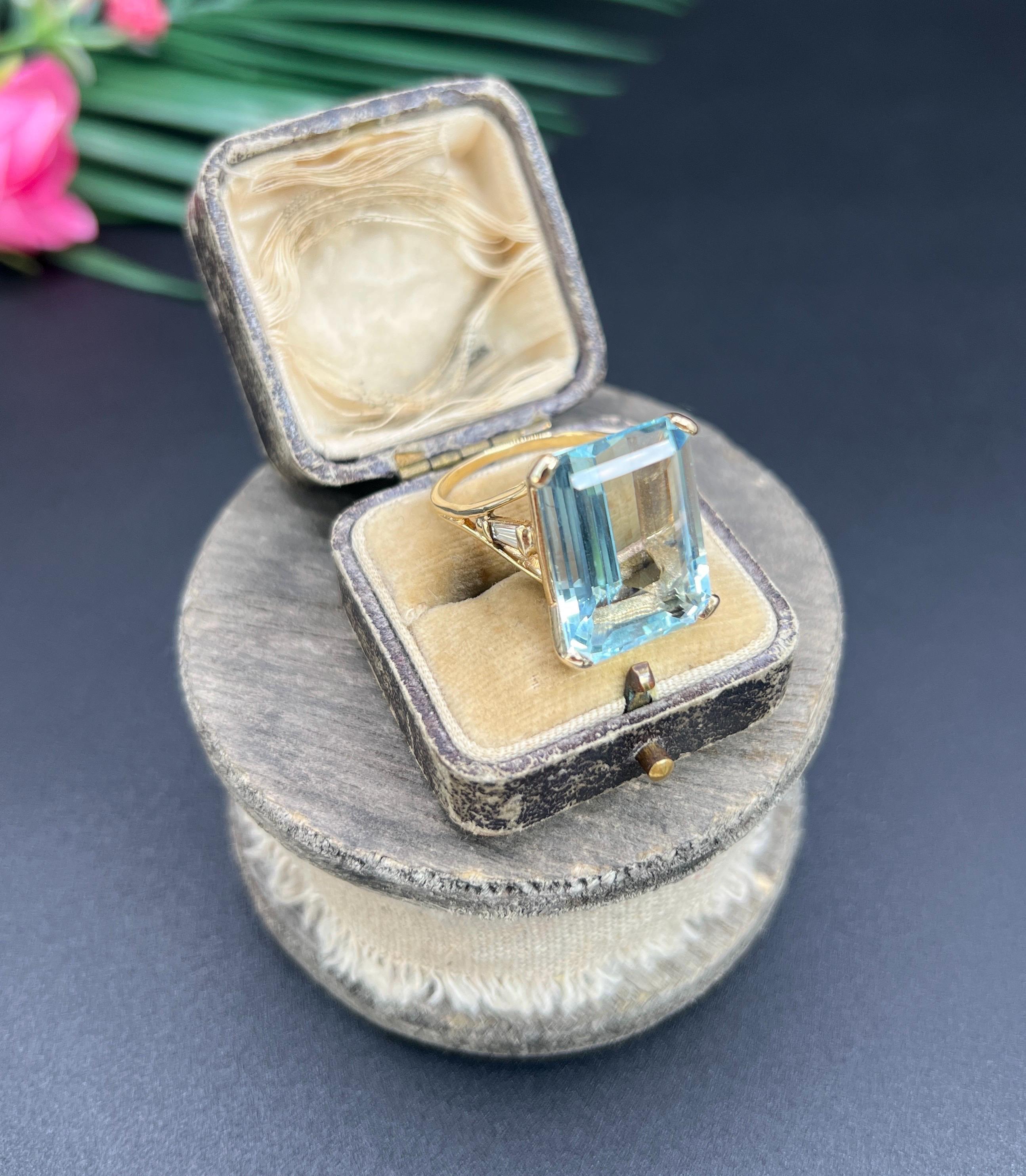 14ct Yellow Gold, 1980s Large 19.64 Carat Aquamarine & Baguette Cut Diamond Ring For Sale 4