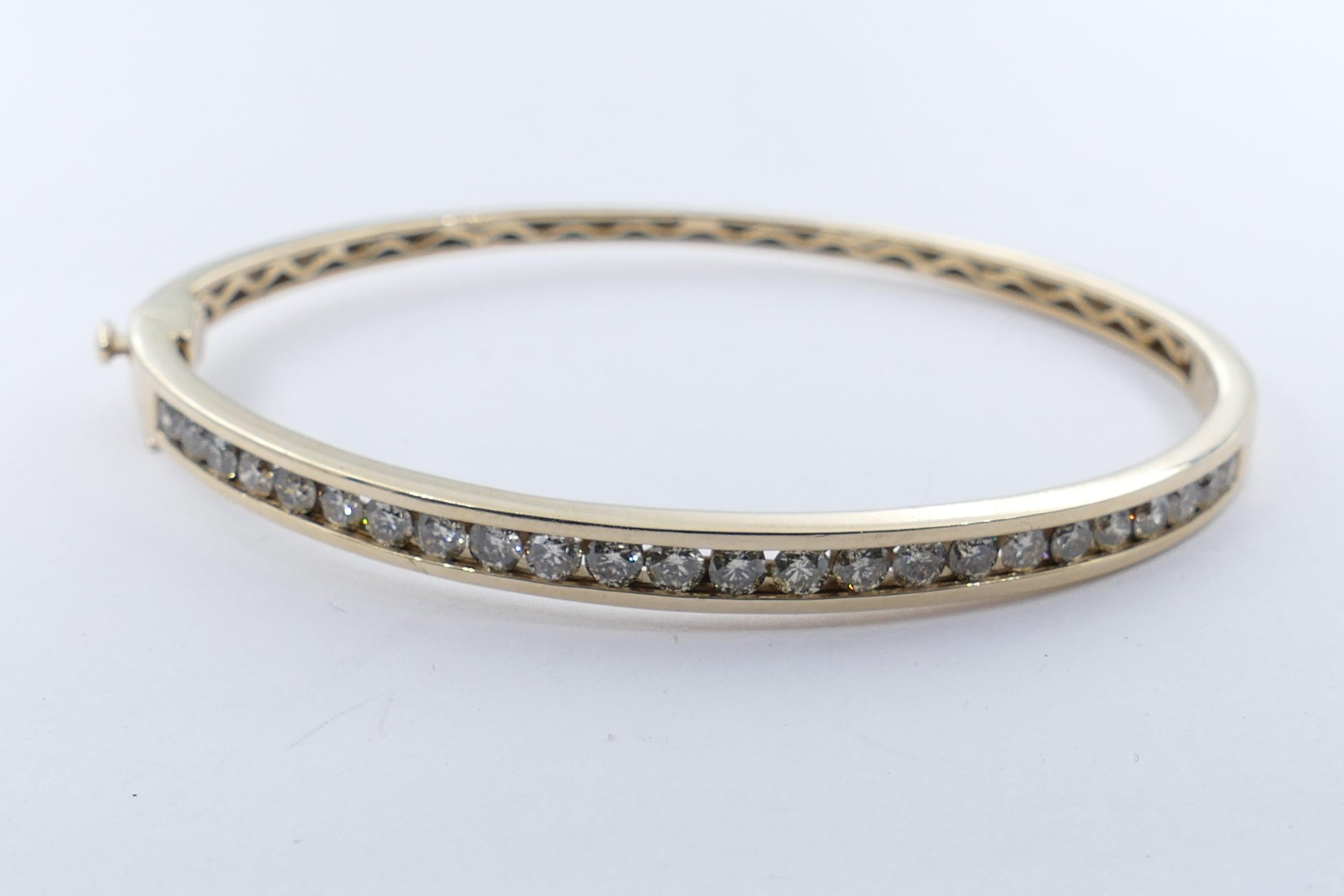 This lovely Dress Bangle is composed of 24 round brilliant cut Diamonds  totalling a weight of 2.50 carats.
Very pretty fancy light brown is the colour mentioned for the Diamonds but they do actually look a lot lighter than that would indicate.