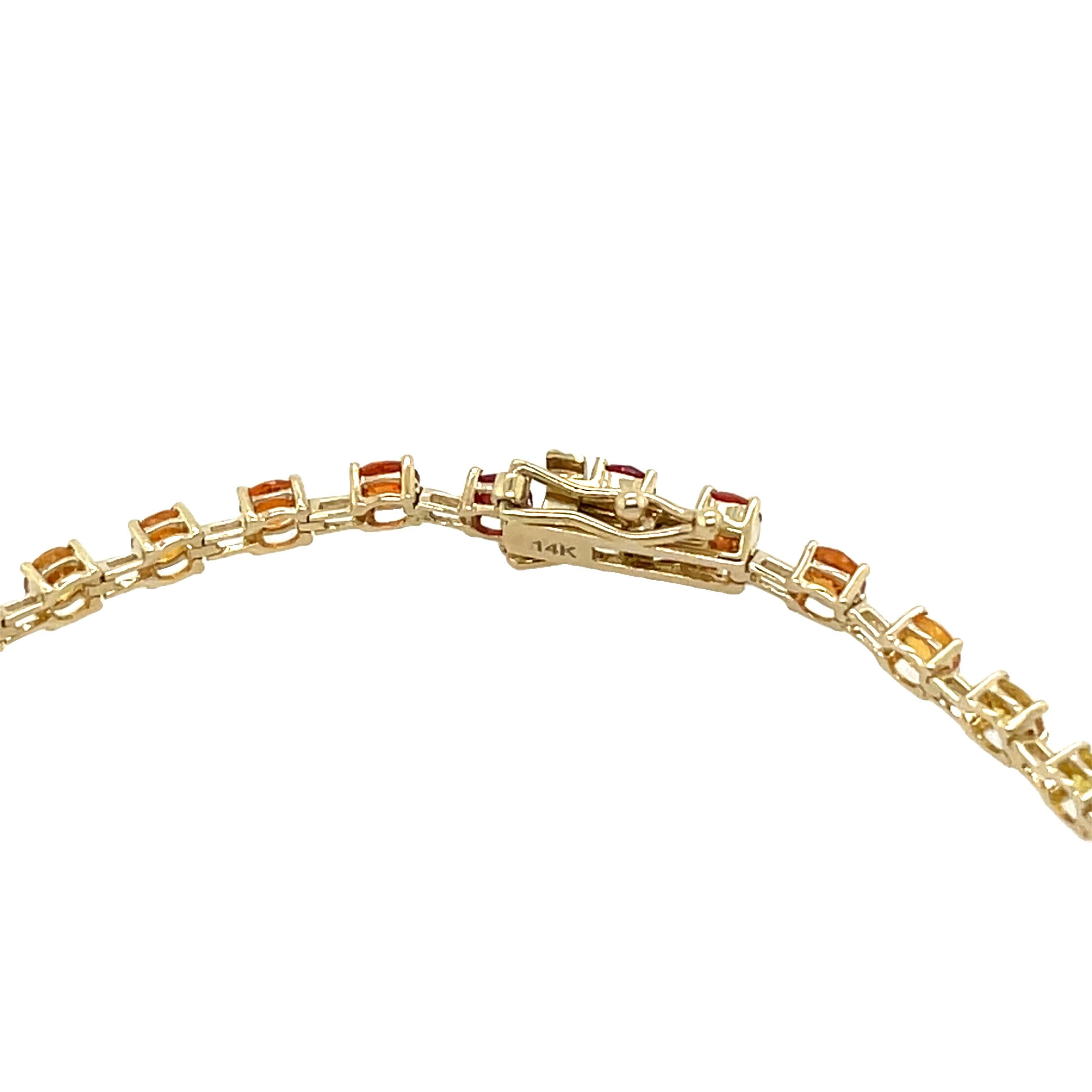 Un bracciale arcobaleno vibrante e accattivante, realizzato in oro giallo 14ct, con 3,0ct di zaffiri naturali in un'incredibile sfumatura di colori. 
Perfetto per aggiungere un tocco di colore a qualsiasi collezione di gioielli.

Peso totale dello