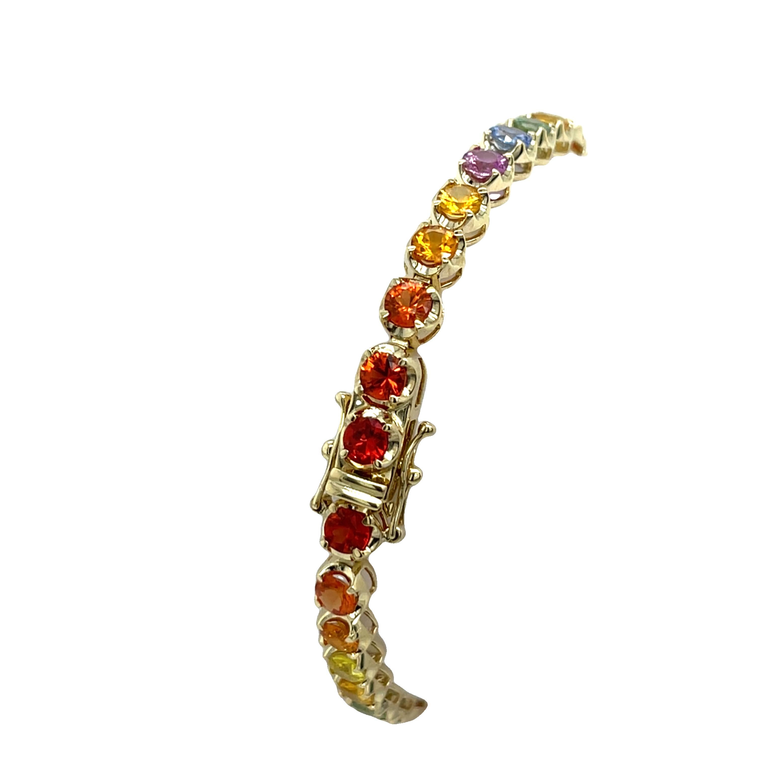 Ce bracelet en or jaune 14ct est serti de 32 saphirs ronds naturels multicolores et présente une belle finition. Ce modèle est idéal pour une utilisation quotidienne.

Poids total des saphirs multicolores : 8.0ct
Poids total : 12,57 g
Longueur du