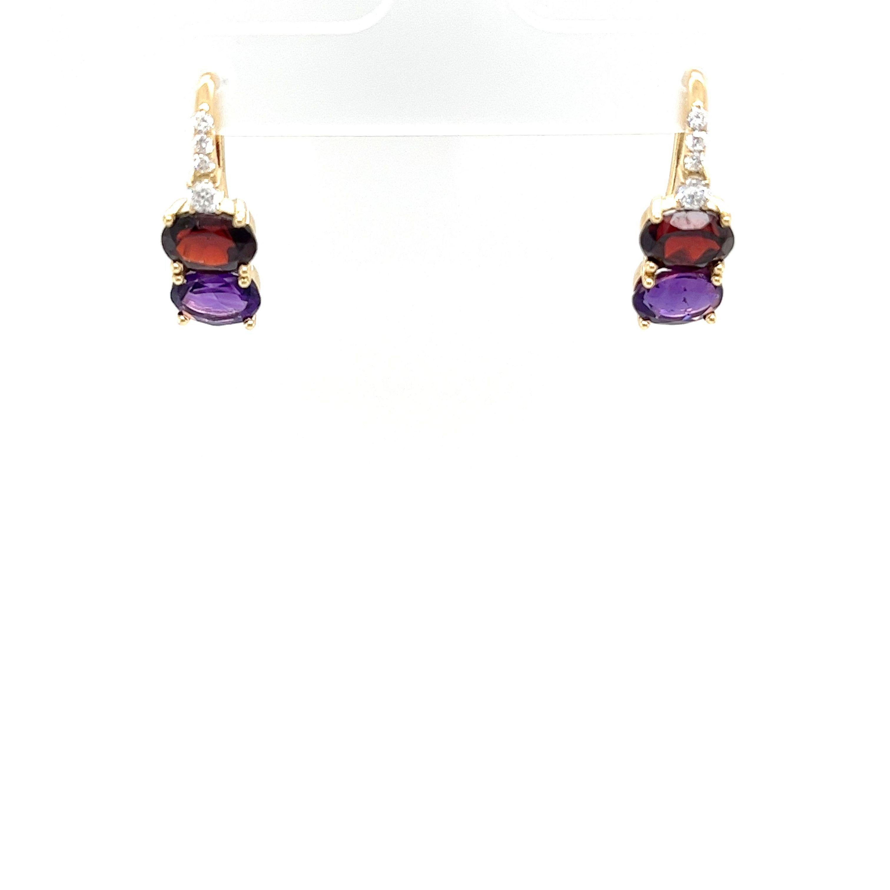 Questi splendidi orecchini a goccia sono realizzati in oro giallo 14ct e presentano una vibrante combinazione di gemme ametista e granato, accentate da diamanti scintillanti. I ricchi colori delle pietre, abbinati all'elegante design a goccia.

Peso