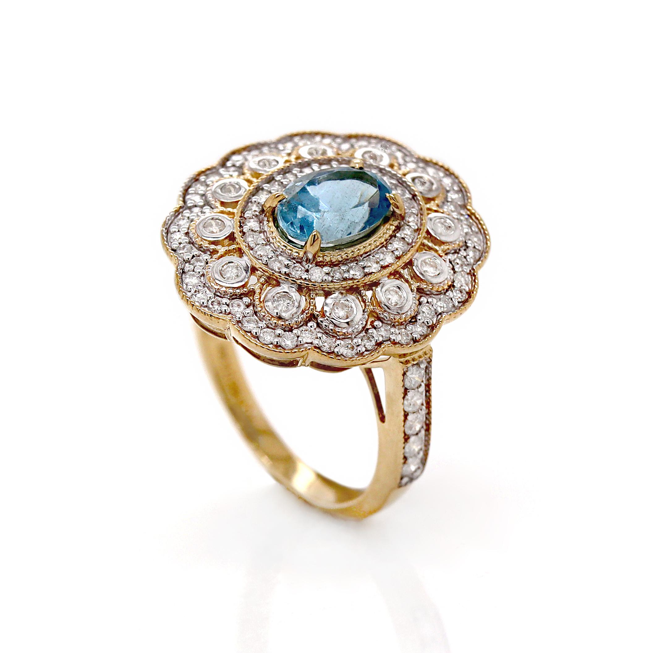 Bague cocktail en or jaune 14 carats, aigue-marine et diamant

Cette exquise bague de cocktail est ornée d'une superbe aigue-marine de taille ovale, entourée de 98 diamants ronds de taille brillant. L'aigue-marine, avec sa couleur bleue sereine et