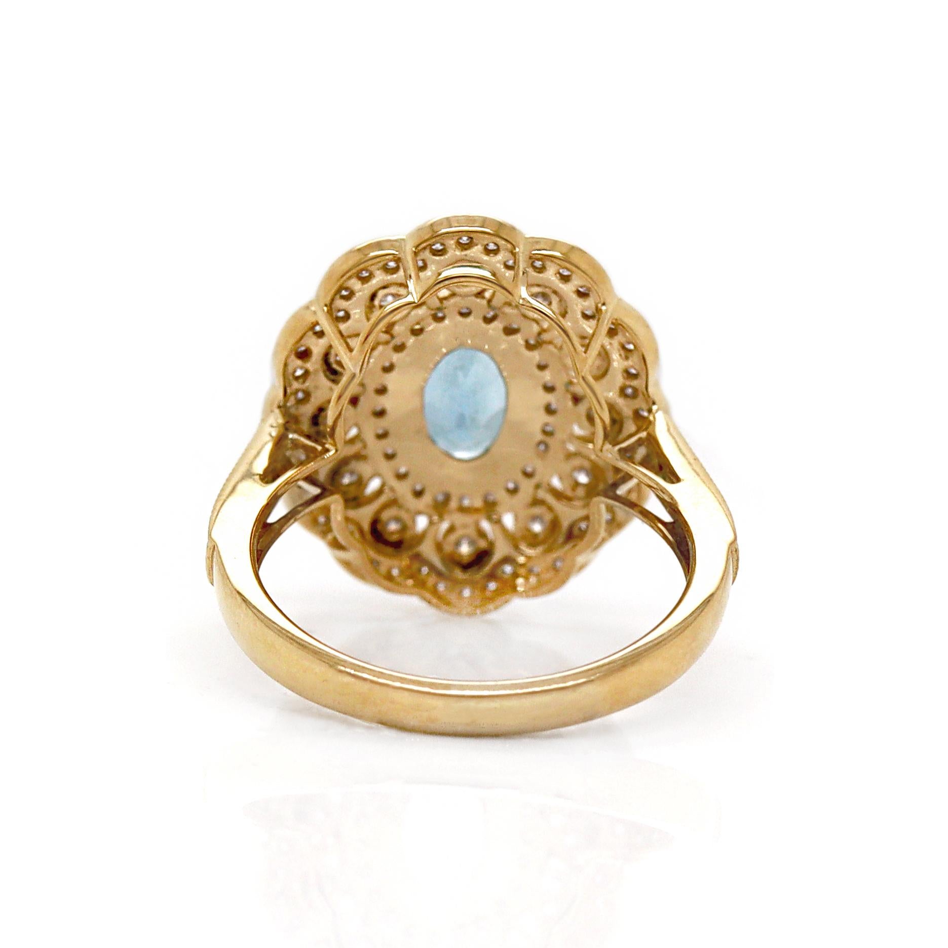 Taille ovale Bague cocktail en or jaune 14 carats, aigue-marine et diamant en vente