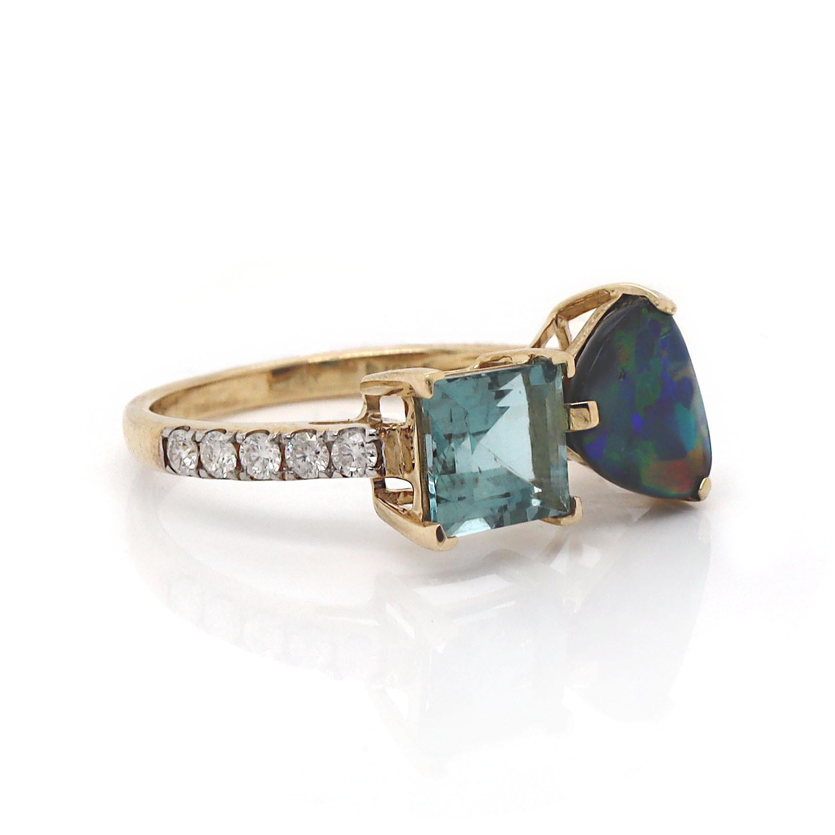 Anillo de Oro Amarillo de 14 Quilates con Aguamarina, Ópalo Australiano y Diamantes

Este cautivador anillo de vestir es una asombrosa celebración del color y la artesanía, expertamente elaborado con una fascinante aguamarina azul grisácea Santa