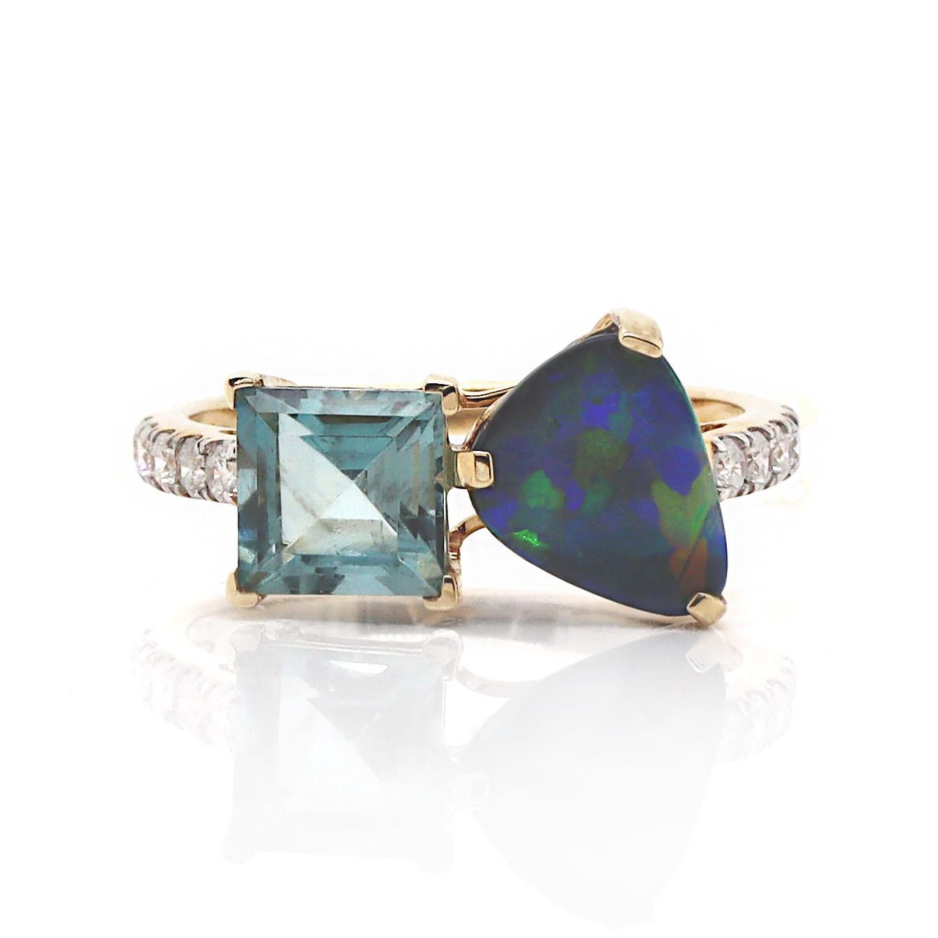 Femenino o masculino Anillo de Oro Amarillo de 14 Quilates con Aguamarina, Ópalo Australiano y Diamantes en venta