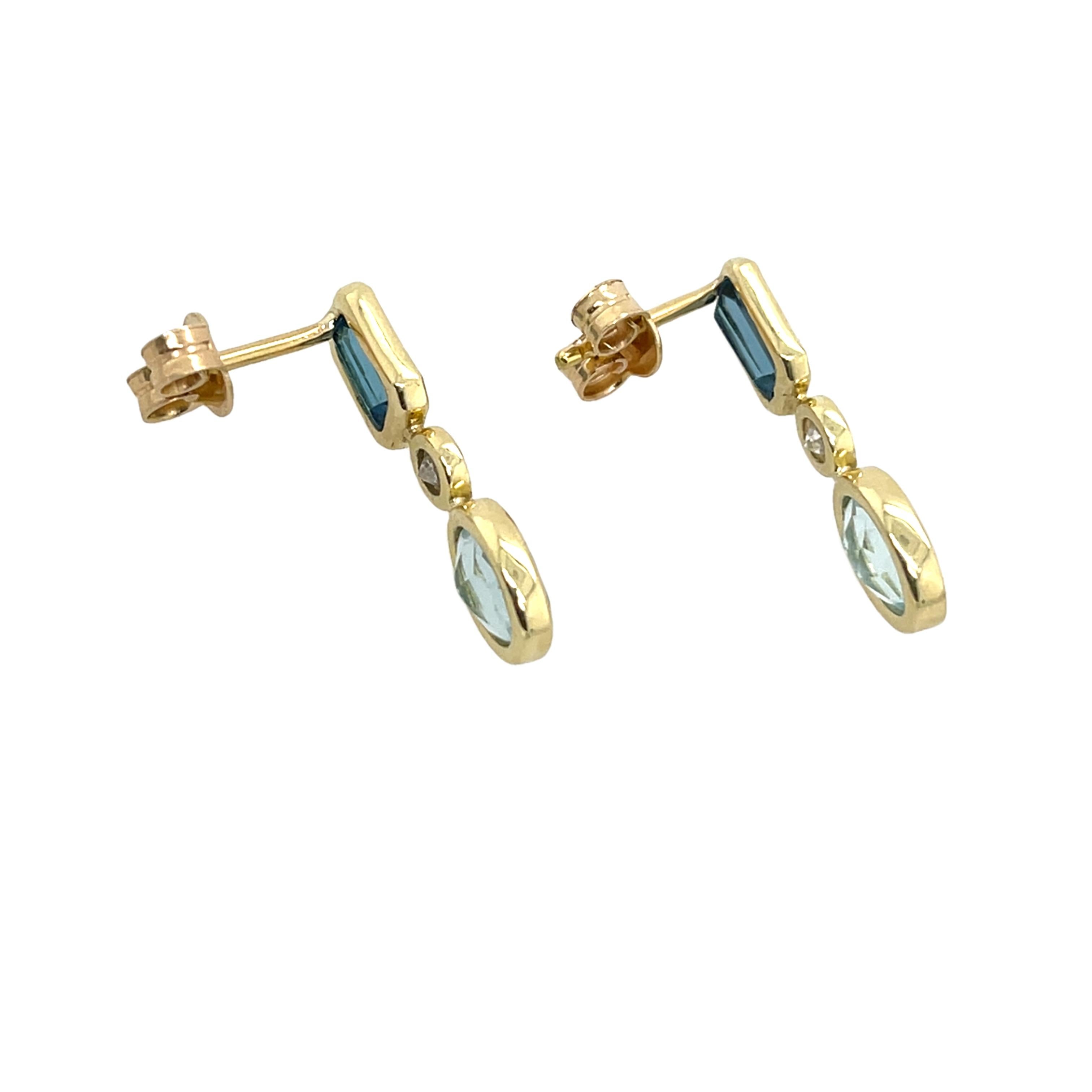 Eleganti orecchini a goccia in oro giallo 14ct, 
che mostra splendide gemme di acquamarina e topazio blu accentate da diamanti scintillanti. 
Una graziosa miscela di colori e brillantezza.

Peso totale dei diamanti: 0,12ct 
Colore del diamante: