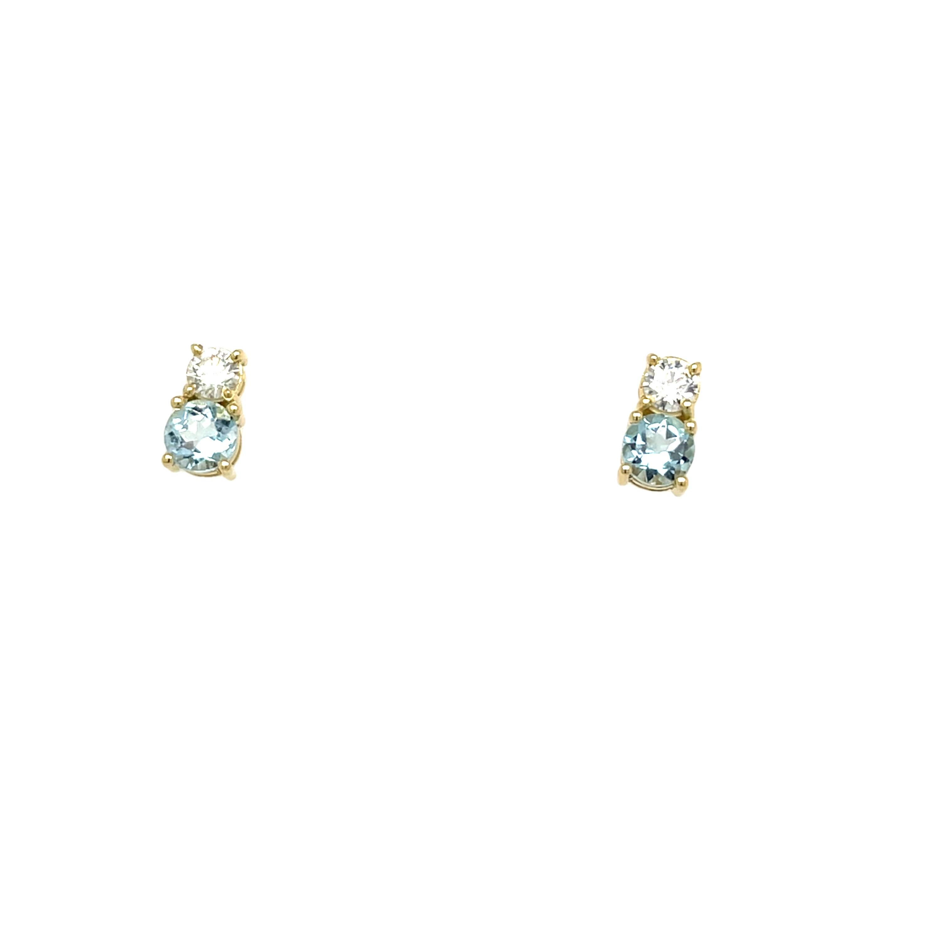 Ein zeitloses Paar Ohrringe aus 14-karätigem Gelbgold mit leuchtenden Aquamarin-Edelsteinen und funkelnden Diamanten. Perfekt, um jedem Look Eleganz zu verleihen.

Gesamtgewicht der Diamanten: 0,10ct
Farbe des Diamanten: H
Diamant Reinheit: