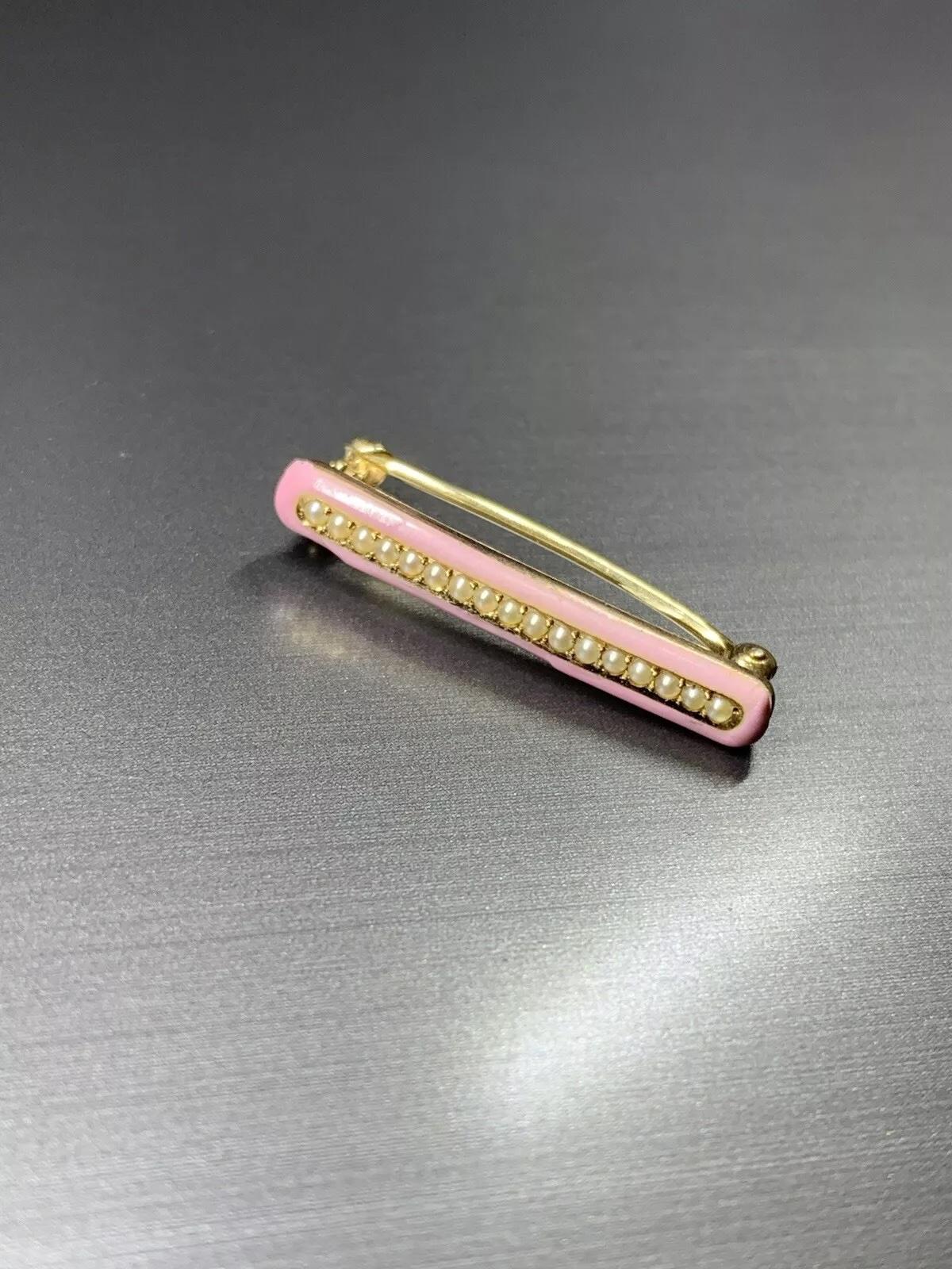 Este exquisito broche vintage es un impresionante ejemplo del estilo Art Déco. Fabricado en oro amarillo de 14 ct con perlas cultivadas, irradia una elegancia atemporal. Las perlas están cortadas con excelente precisión, y su tono rosa claro añade