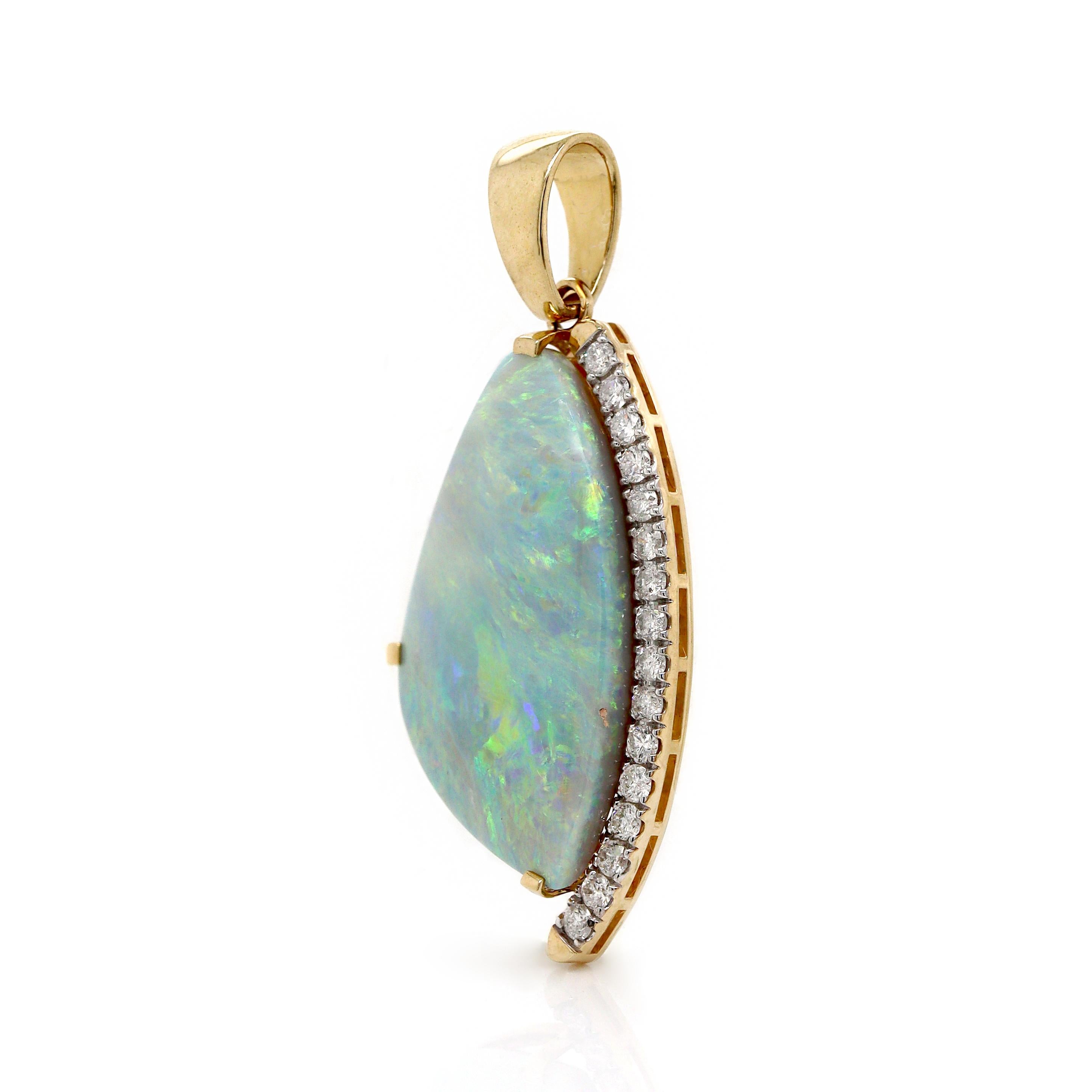 Taille mixte Pendentif en or jaune 14 carats avec opale australienne et diamants en vente