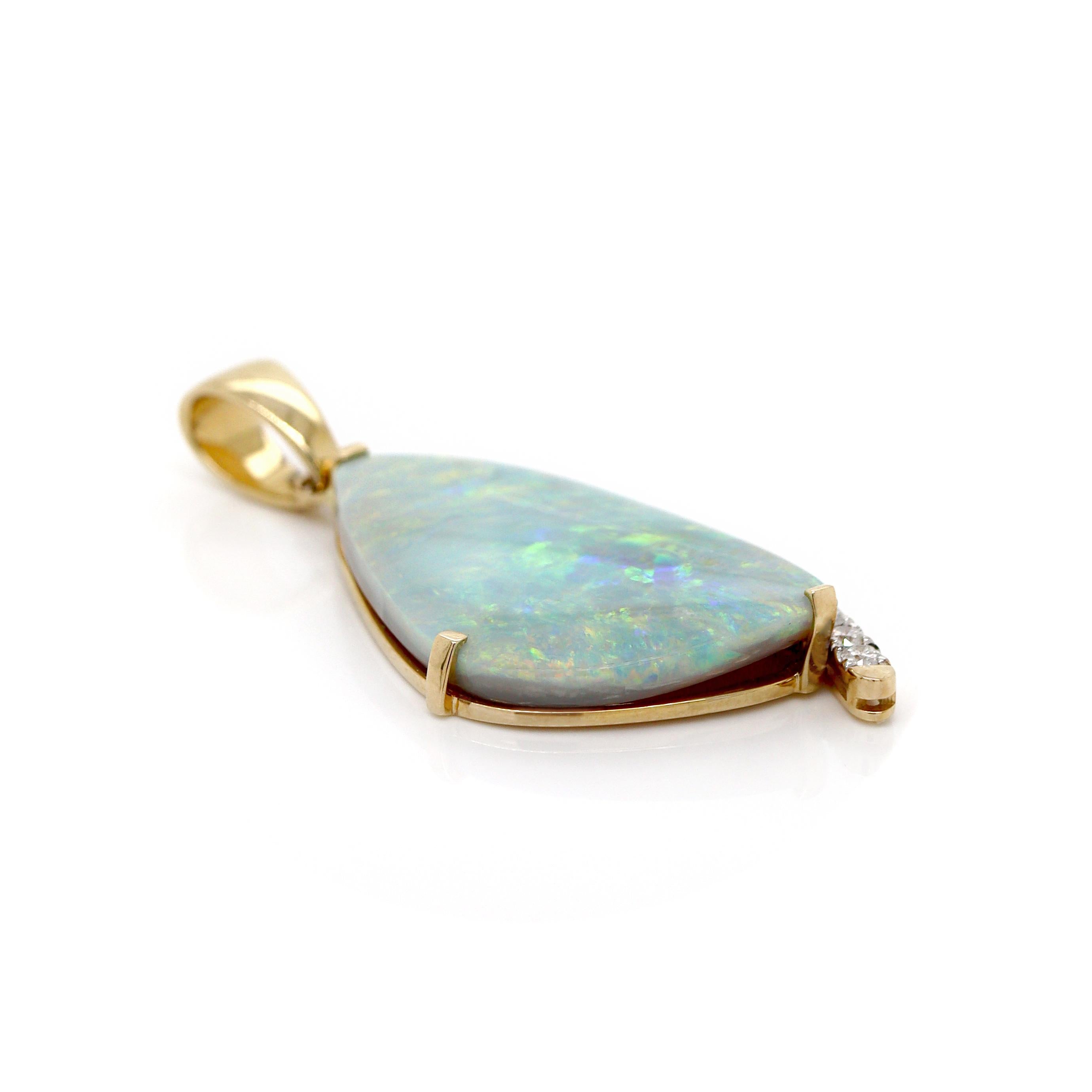 Pendentif en or jaune 14 carats avec opale australienne et diamants Neuf - En vente à Sydney, NSW