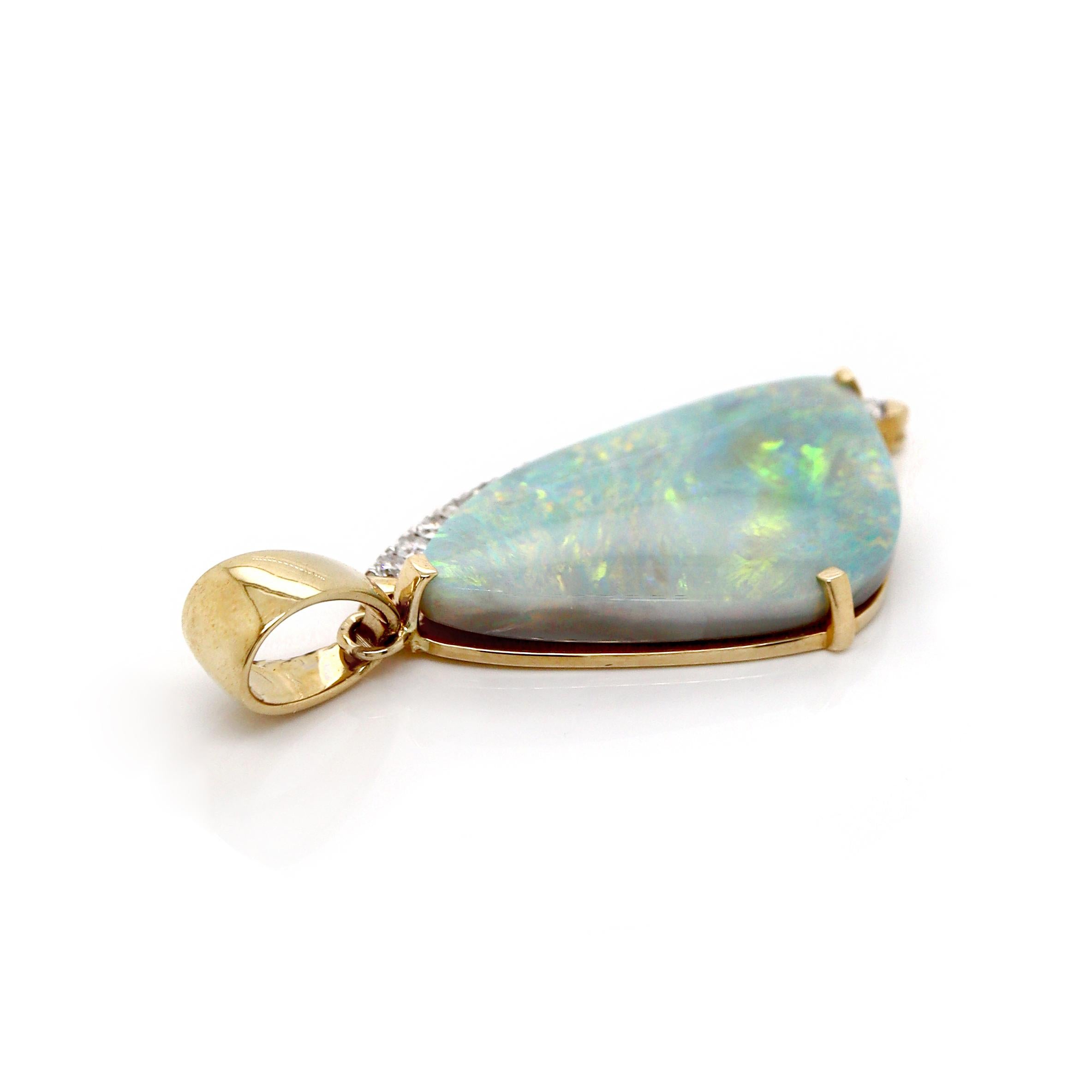 Pendentif en or jaune 14 carats avec opale australienne et diamants Unisexe en vente
