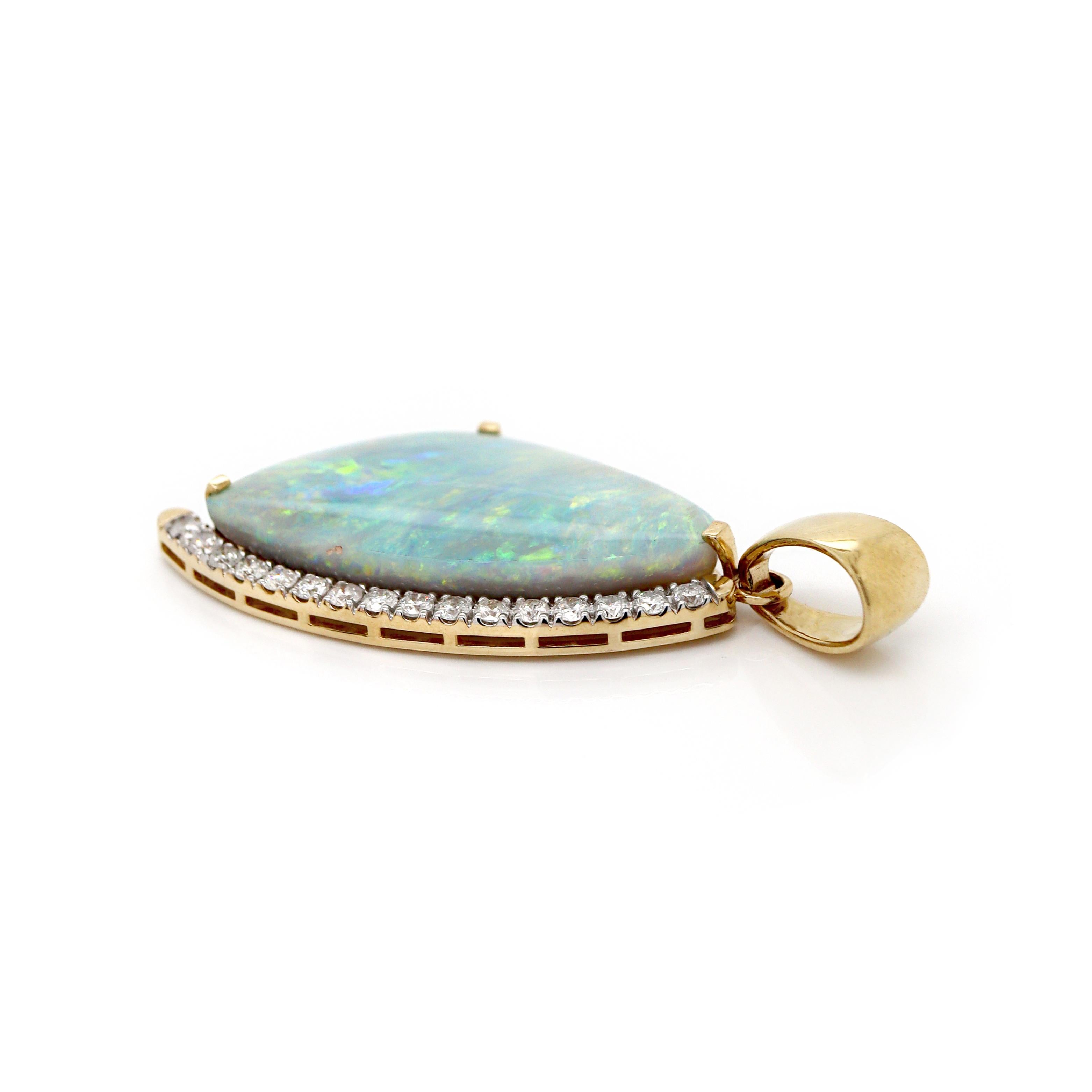 Pendentif en or jaune 14 carats avec opale australienne et diamants en vente 1