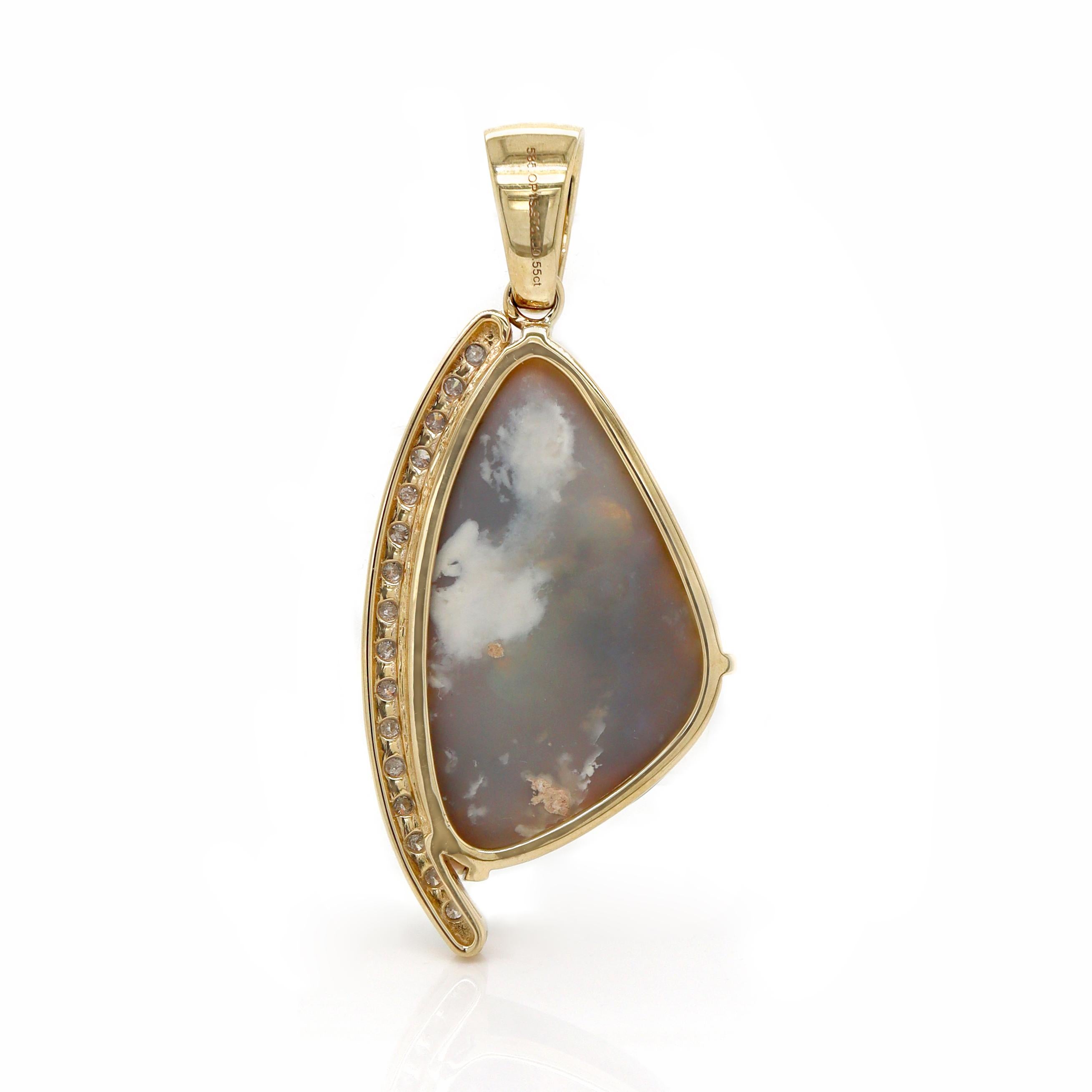 Pendentif en or jaune 14 carats avec opale australienne et diamants en vente 2