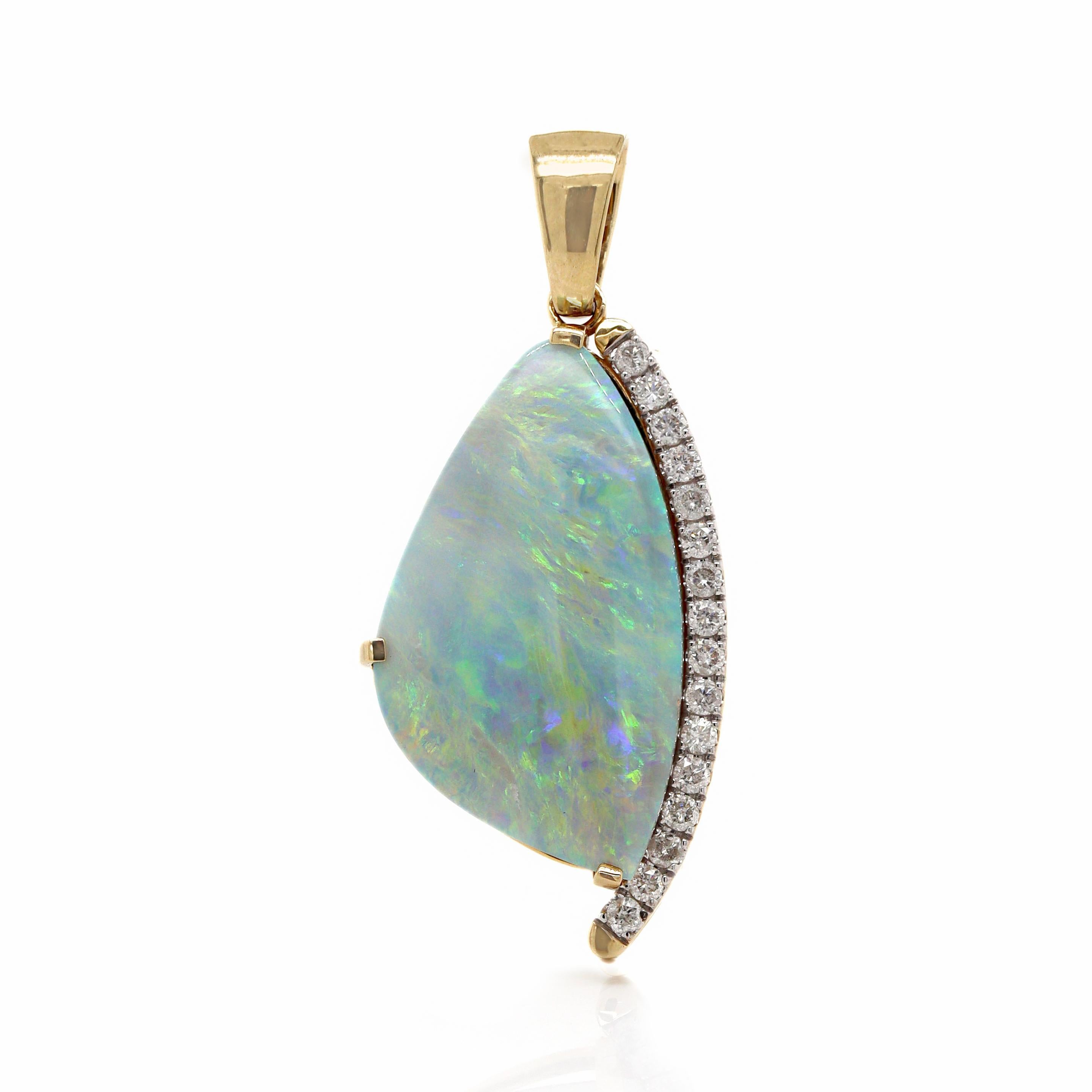 Pendentif en or jaune 14 carats avec opale australienne et diamants en vente 3