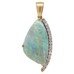 Colgante de oro amarillo de 14 quilates con ópalo australiano y diamantes
