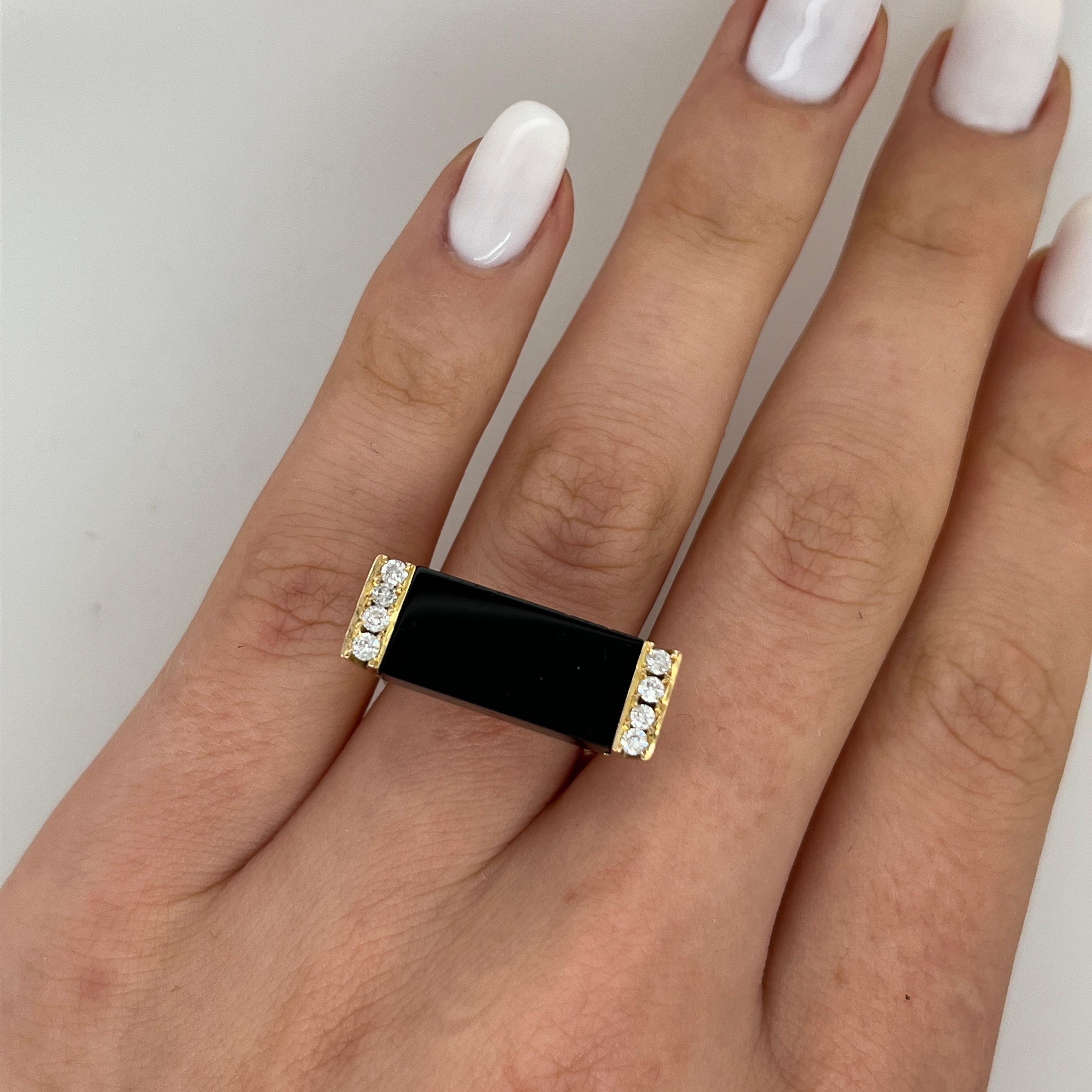 Un anillo elegante y moderno elaborado en lujoso oro amarillo de 14 ct, con una gema de ónice negro acentuada con brillantes diamantes naturales. 
La fusión perfecta de elegancia clásica y diseño contemporáneo.

Ancho de la banda: 4,45 mm
Anchura de