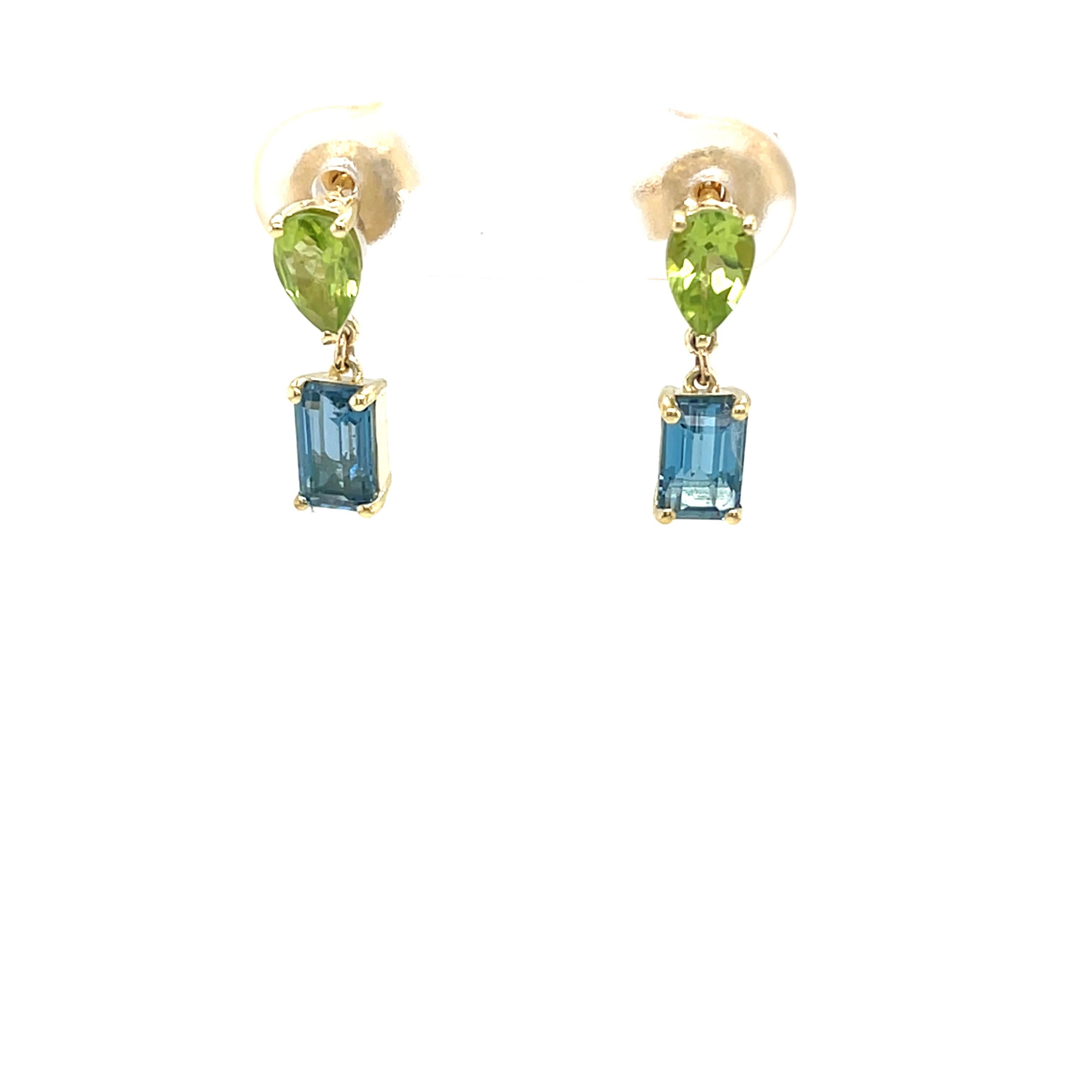 Impreziosisci la tua collezione di gioielli con questi splendidi orecchini a goccia in oro giallo 14ct, con gemme di topazio blu e peridoto. 
Questi squisiti orecchini presentano un'armoniosa miscela di vibranti tonalità blu e verdi, creando un look