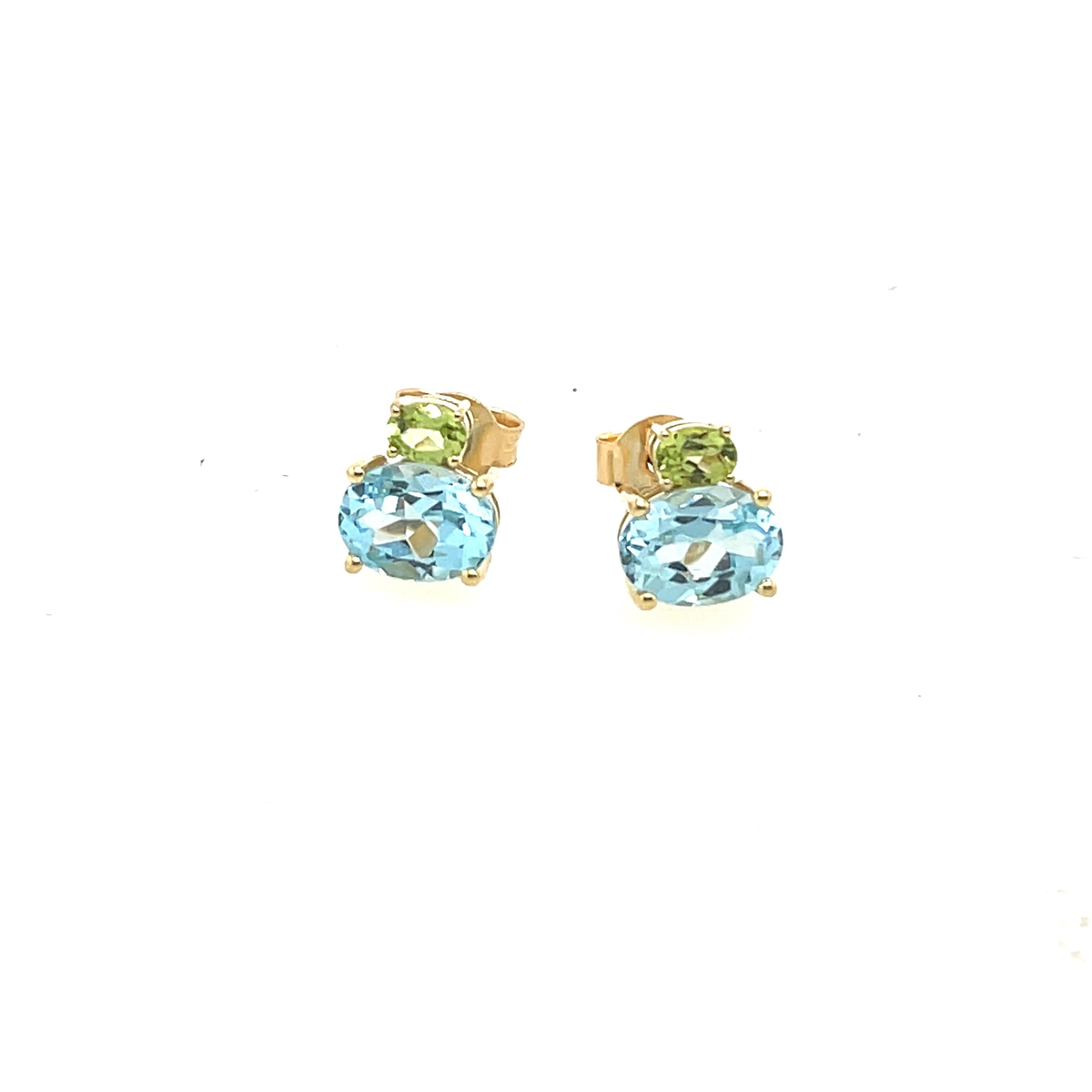 Erweitern Sie Ihre Schmucksammlung mit diesen atemberaubenden Ohrsteckern aus 14 Karat Gelbgold mit den Edelsteinen Blautopas und Peridot. 
Diese exquisiten Ohrringe zeichnen sich durch eine harmonische Mischung aus leuchtenden Blau- und Grüntönen