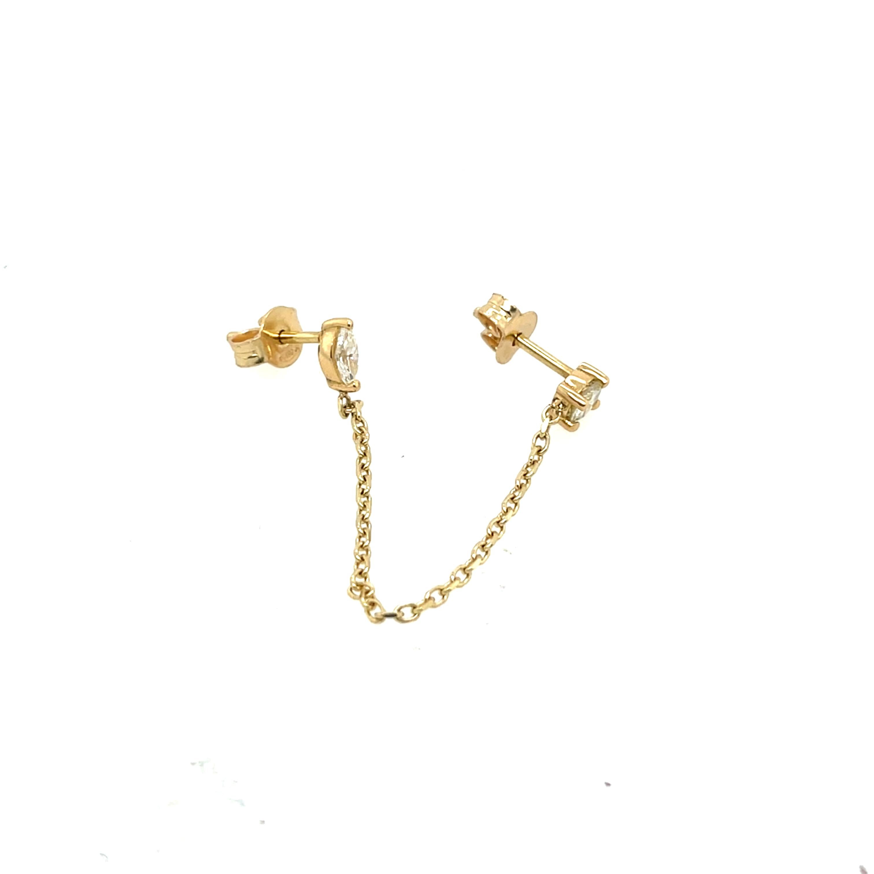 Eleganti orecchini a catena in oro giallo 14ct, 
con 4 splendidi diamanti (2 marquise e 2 rotondi) per un design raffinato e senza tempo. Perfetto per aggiungere un tocco sofisticato a qualsiasi occasione.

Peso totale dei diamanti: 0,80ct 
Colore