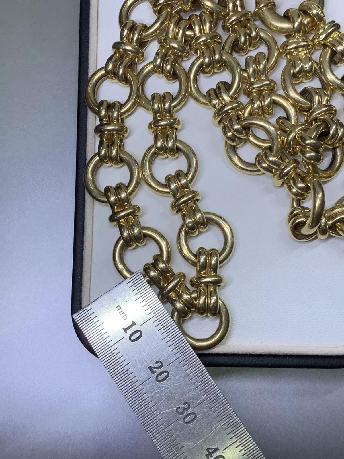 Collier ras du cou en or jaune 14ct avec cercle, uni.

Collier en or jaune 14k à larges maillons cubains avec fermoir large.

Collier ras du cou à larges maillons ovales et ronds.

Poids 33,1 g.

Magnifique collier ras de cou uni de style art