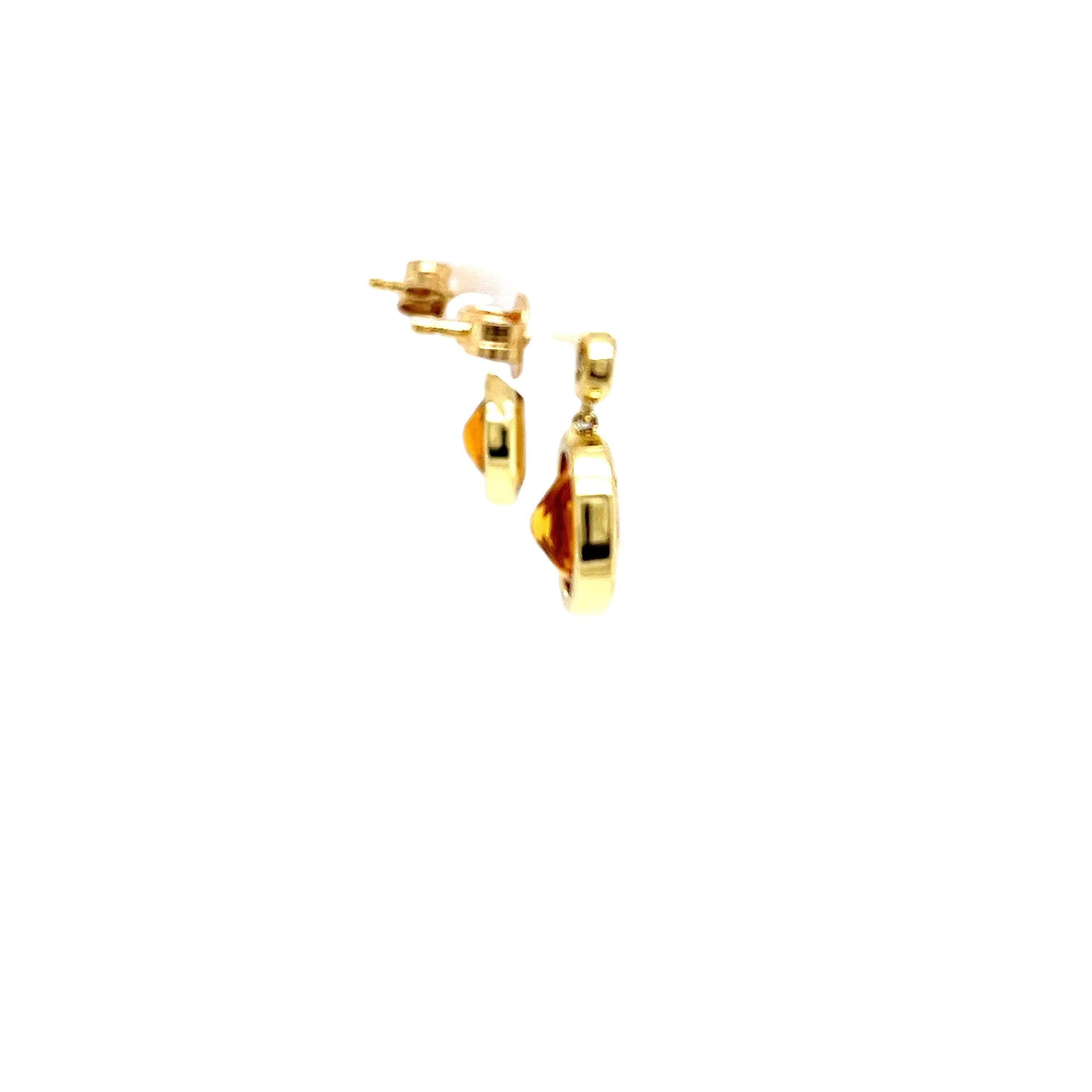 Eleva la tua eleganza con questi squisiti orecchini a goccia in oro giallo 14ct, con splendidi citrini ovali e un totale di 0,20ct di diamanti naturali. 
Perfetto per ogni occasione speciale o per aggiungere un tocco di lusso al tuo look