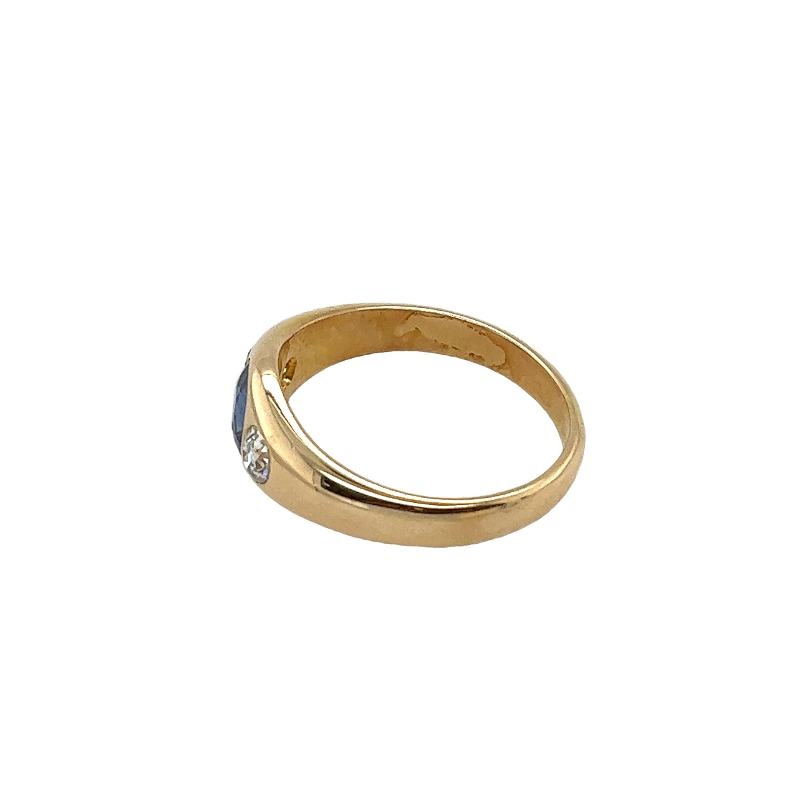 Round Cut 14ct Yellow Gold Diamond 3-Stone Ring Set With cushion shape sapphire&2 diamonds