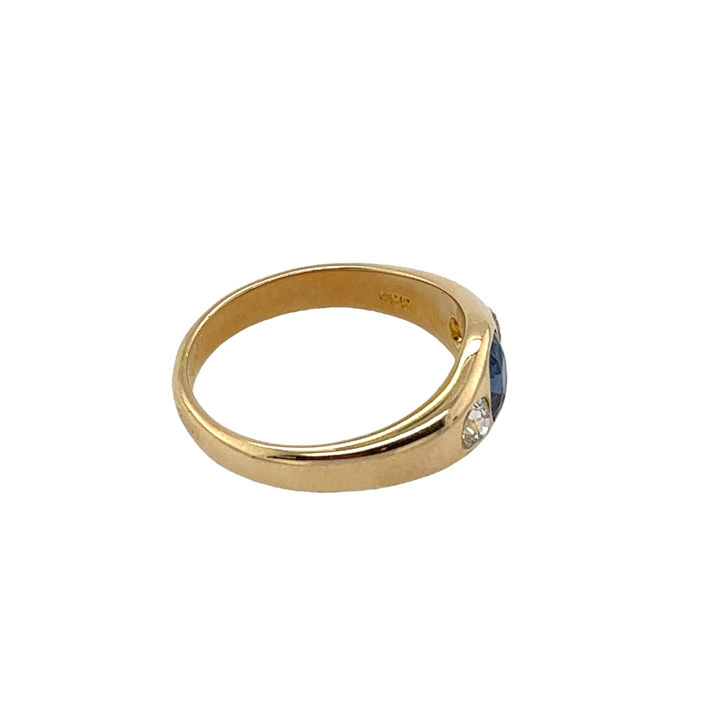 14ct Yellow Gold Diamond 3-Stone Ring Set With cushion shape sapphire&2 diamonds In Excellent Condition In London, GB