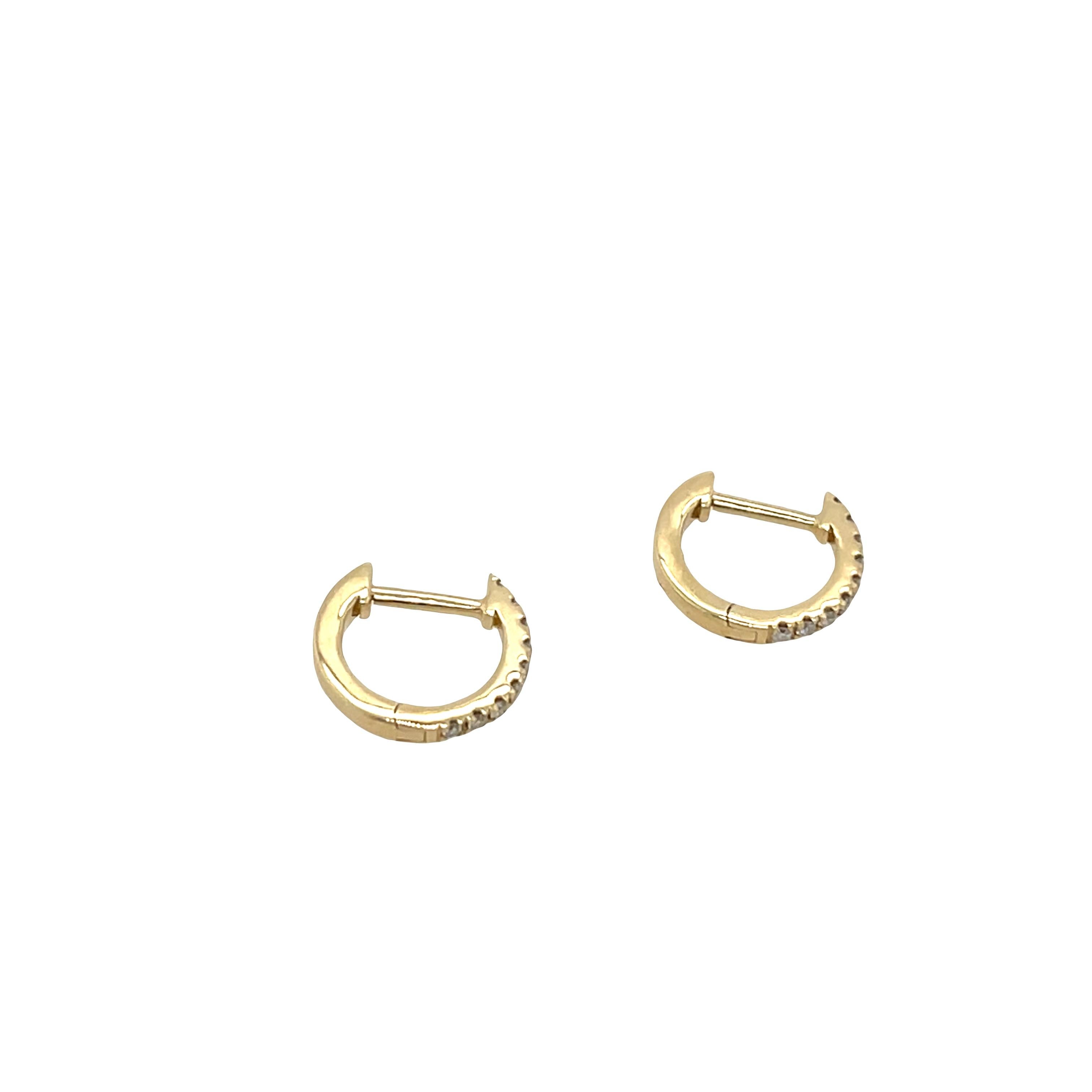 Les boucles d'oreilles mesurent 9,5 mm de diamètre et sont serties de 0,08 ct de diamants ronds. 
Les boucles d'oreilles constituent un excellent choix pour les femmes qui aiment porter des bijoux à la fois classes et élégants. 
Les boucles