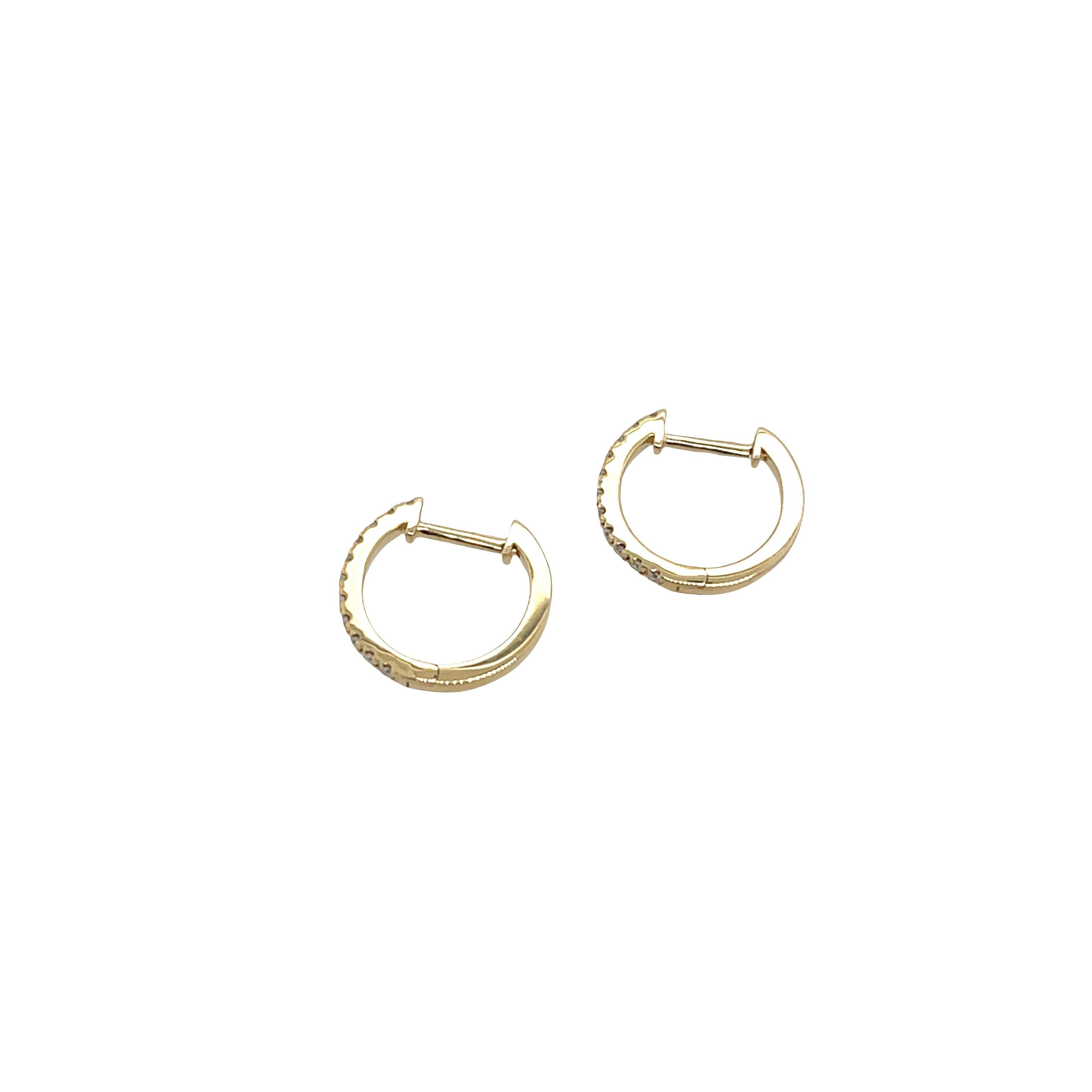 Les boucles d'oreilles mesurent 15 mm de diamètre et sont serties de 0,13 ct de diamants ronds. 
Les boucles d'oreilles constituent un excellent choix pour les femmes qui aiment porter des bijoux à la fois classes et élégants. 
Les boucles
