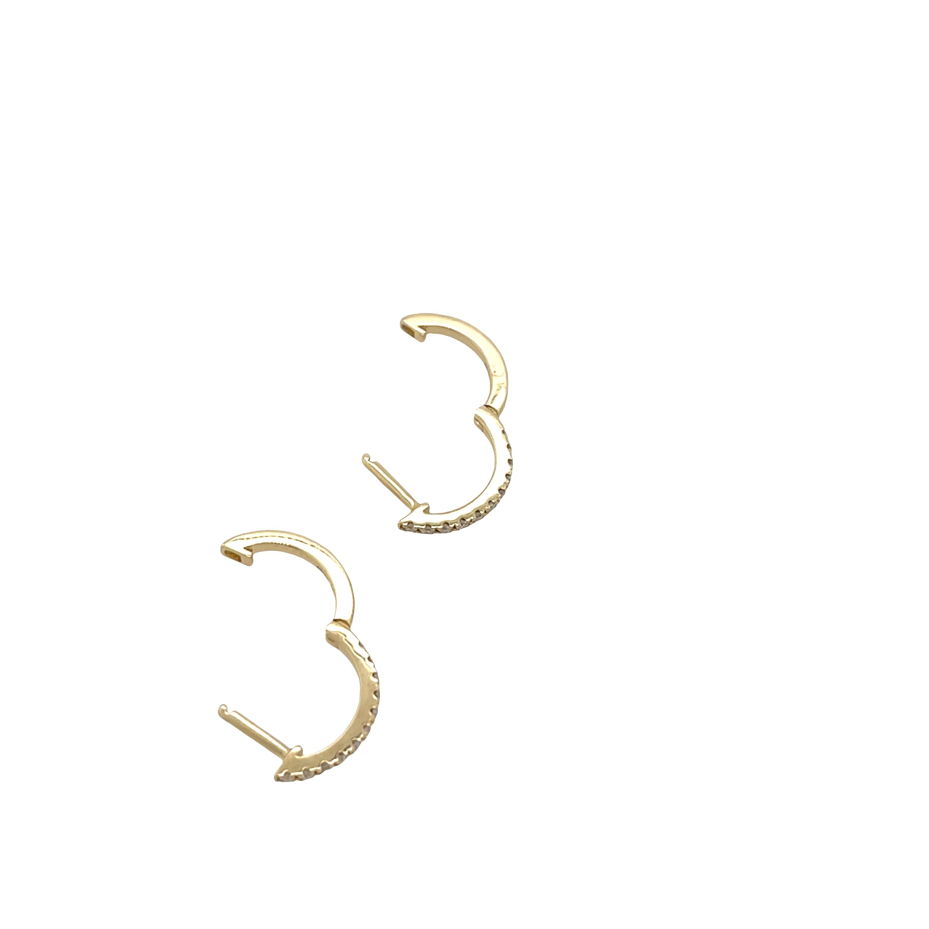 Boucles d'oreilles en or jaune 14ct, serties de 0.13ct de diamants ronds 15mm Neuf - En vente à London, GB