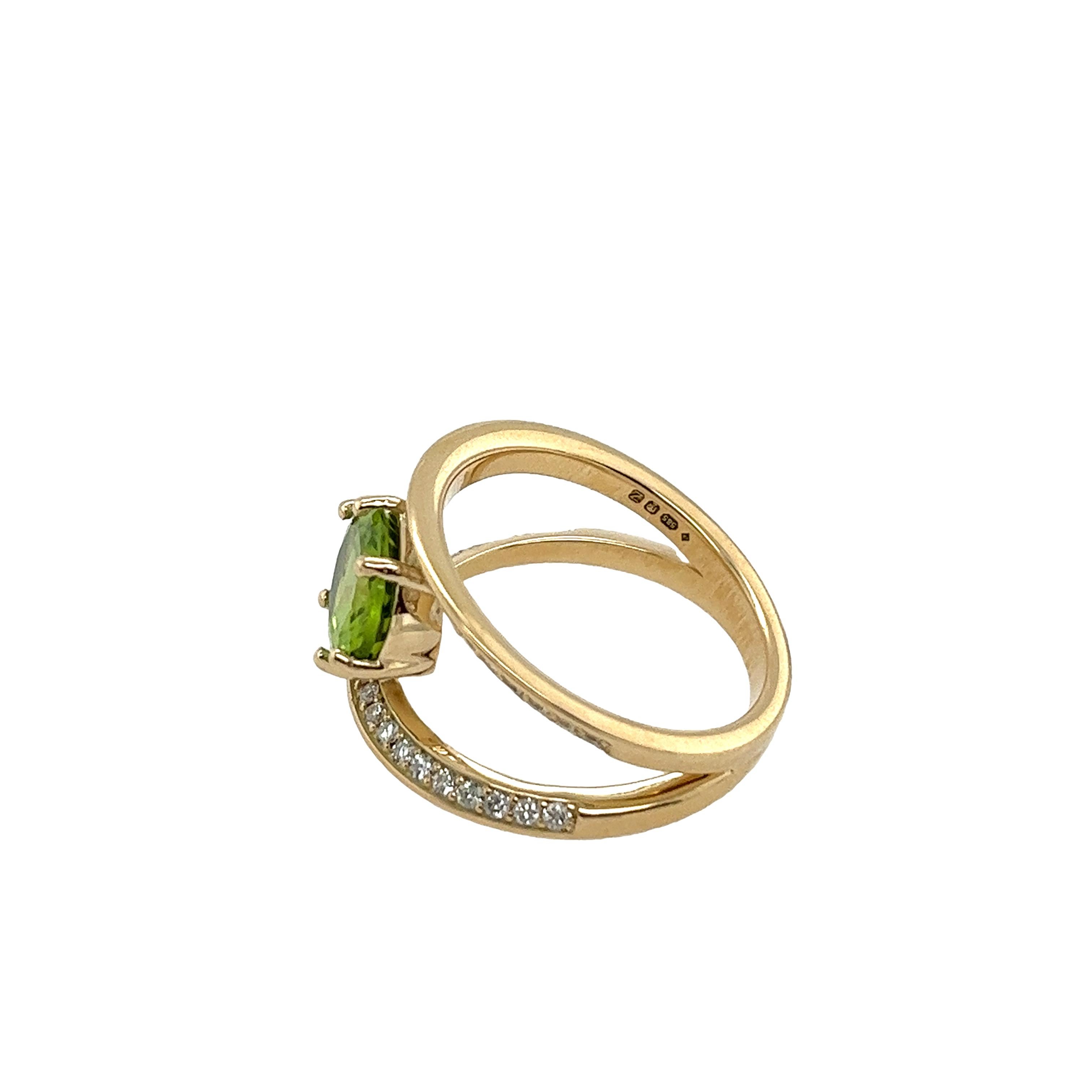 Round Cut 14ct Yellow Gold Diamond & Peridot Ring With 0.30ct small Diamonds Shoulders For Sale