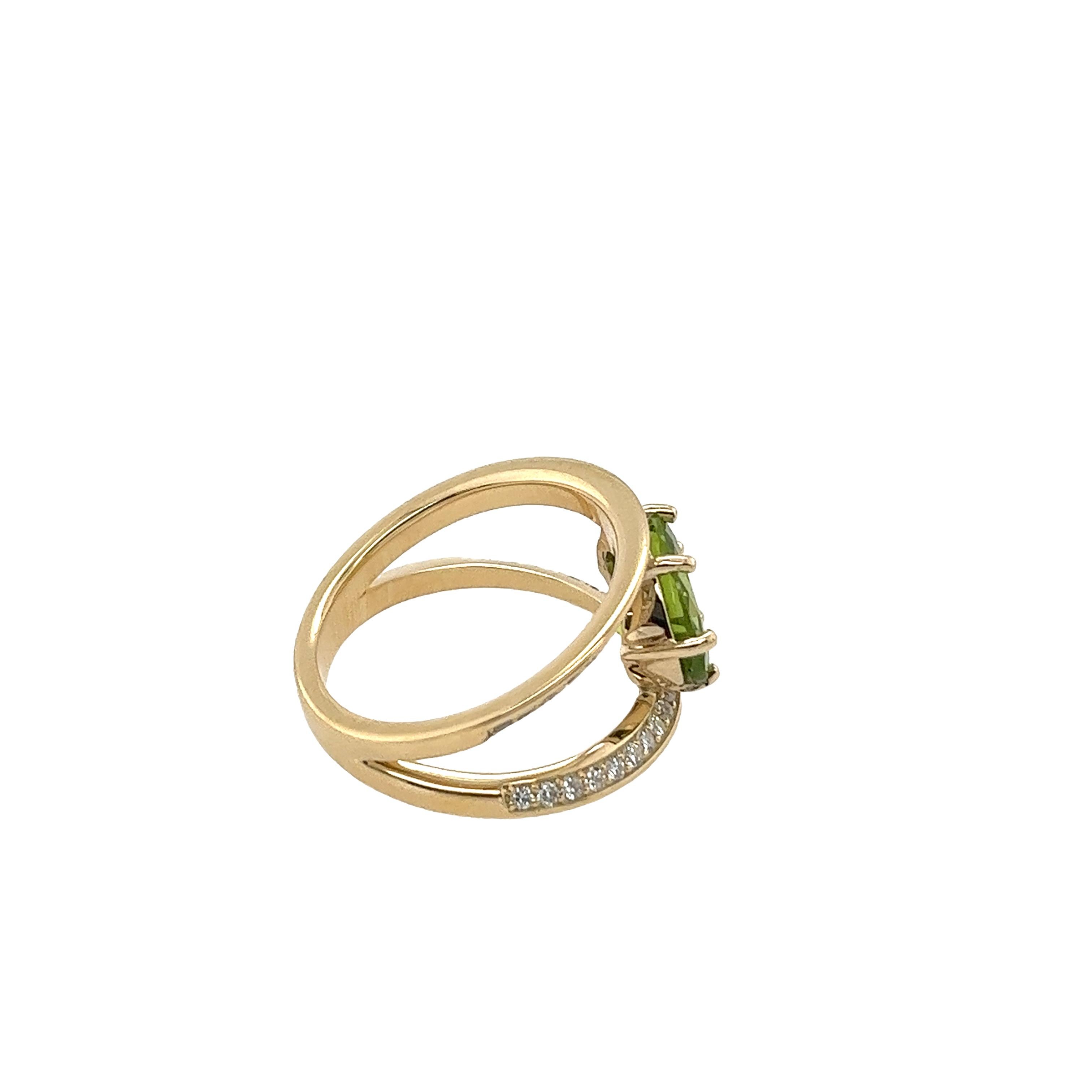 14ct Yellow Gold Diamond & Peridot Ring With 0.30ct small Diamonds Shoulders In New Condition For Sale In London, GB
