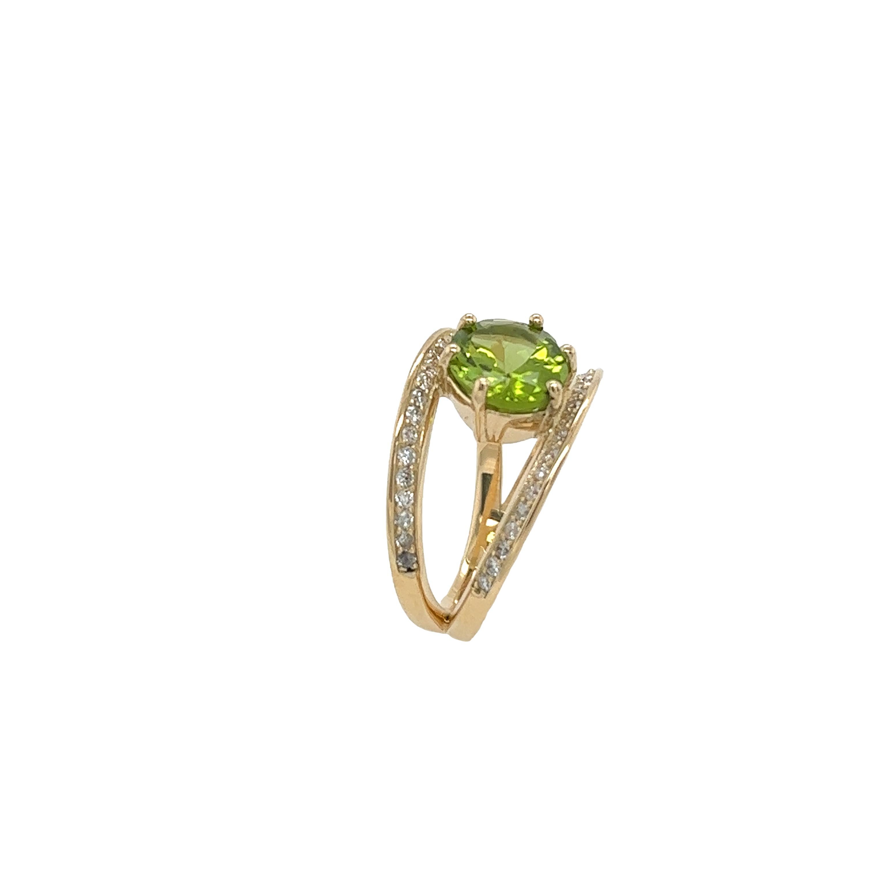 Women's 14ct Yellow Gold Diamond & Peridot Ring With 0.30ct small Diamonds Shoulders For Sale