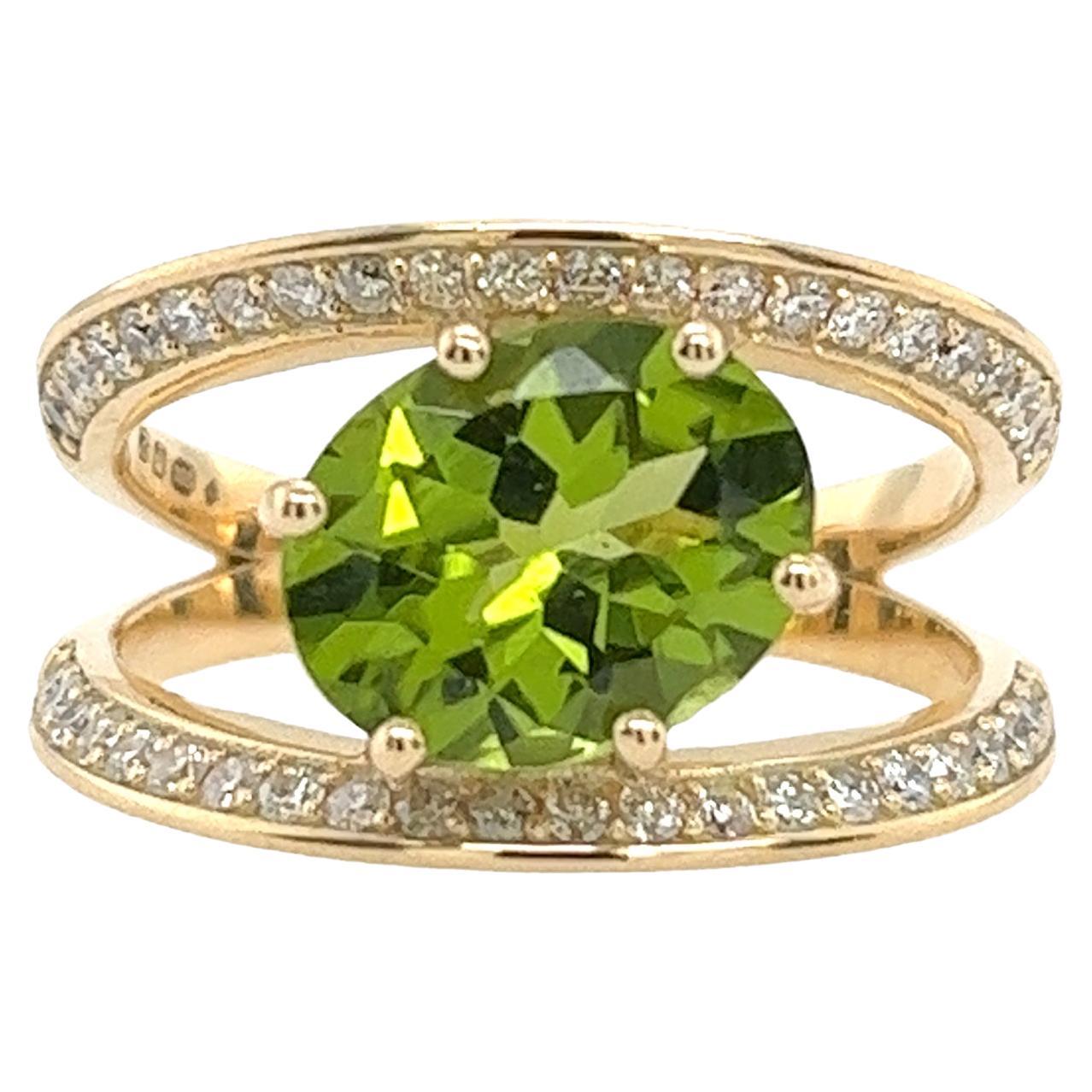 14ct Yellow Gold Diamond & Peridot Ring With 0.30ct small Diamonds Shoulders For Sale