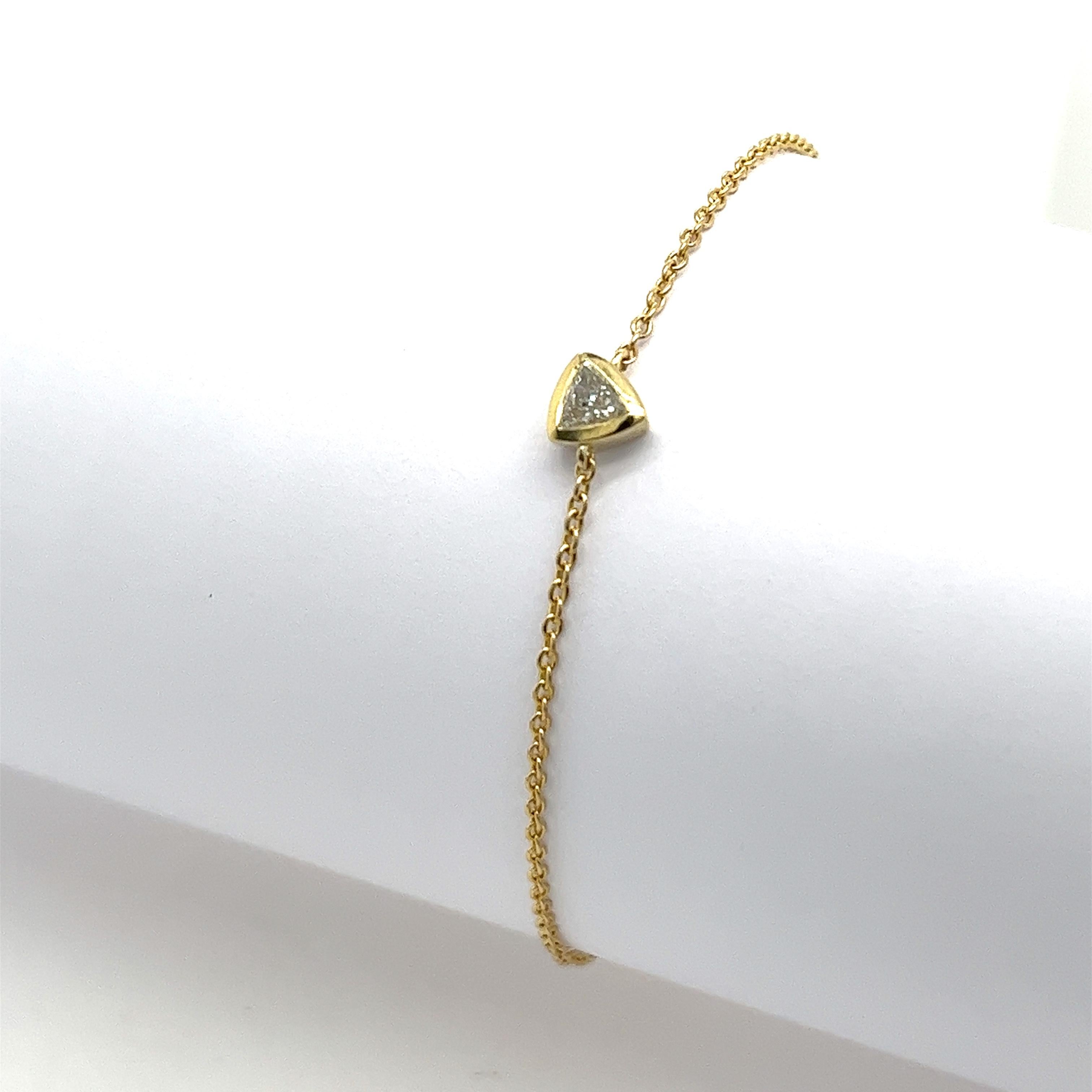 Ajoutez une touche d'élégance à votre collection avec ce superbe bracelet en or jaune 14ct, orné d'un seul diamant triangulaire de 0,17ct. Le design épuré et le diamant brillant font de ce bracelet une pièce intemporelle, 
parfait pour la vie de