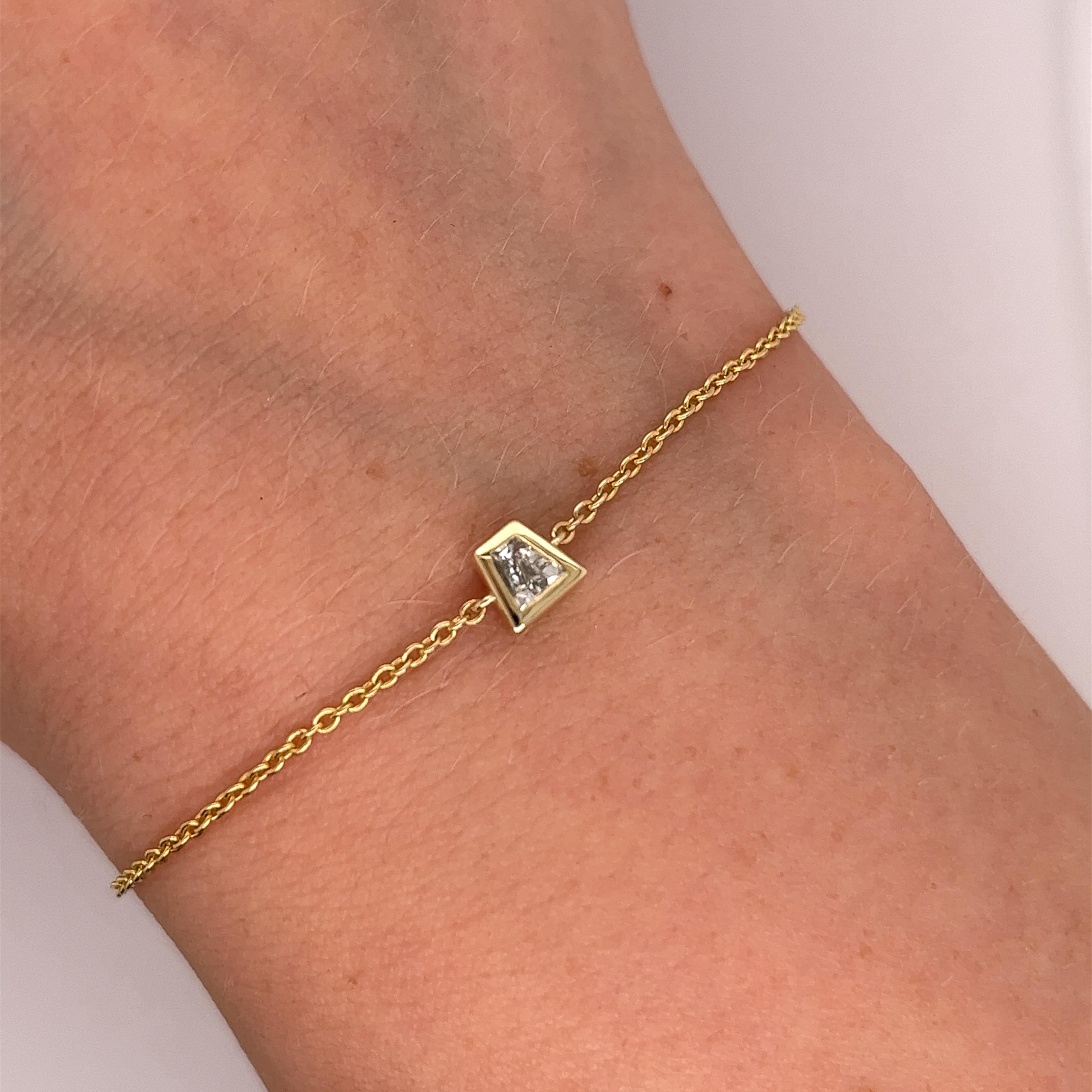 Ajoutez une touche d'élégance à votre collection avec ce superbe bracelet en or jaune 14ct, 
avec un diamant naturel de 0,20 ct. 
Le design épuré et le diamant brillant font de la 
ce bracelet est une pièce intemporelle, parfaite pour le quotidien