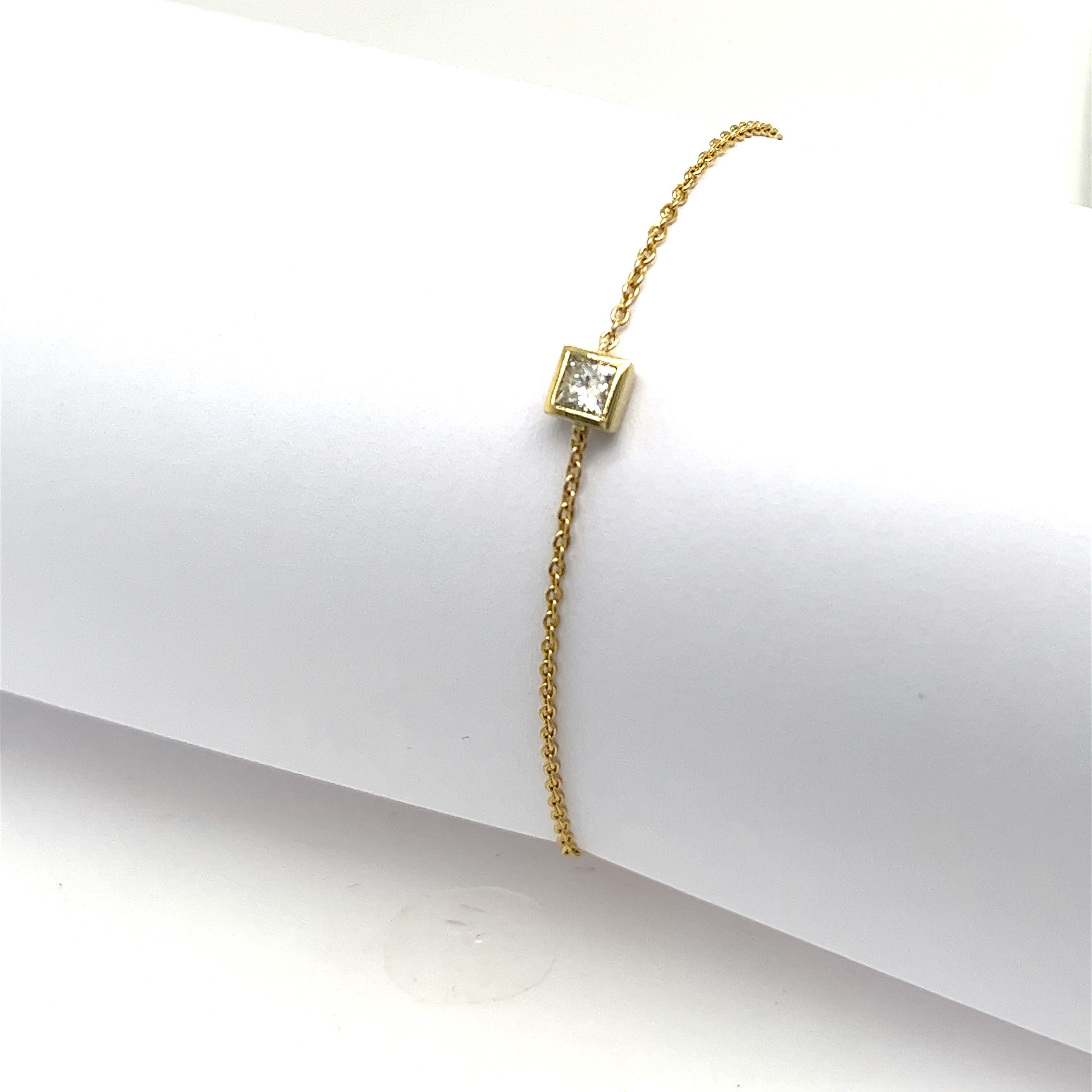 Ajoutez une touche d'élégance à votre collection avec ce superbe bracelet en or jaune 14ct, orné d'un seul diamant de taille princesse de 0,28ct. Le design épuré et le diamant brillant font de ce bracelet une pièce intemporelle, 
parfait pour la vie